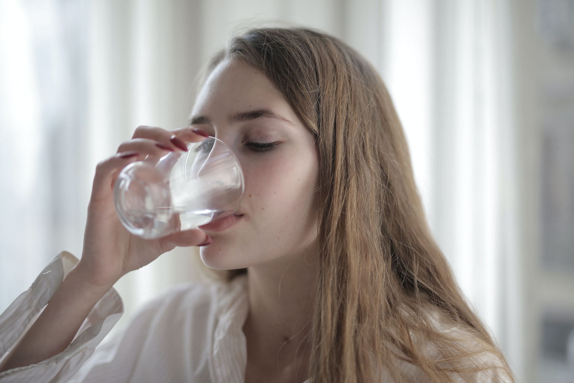 Drink water regularly (Image source/ Pexels)