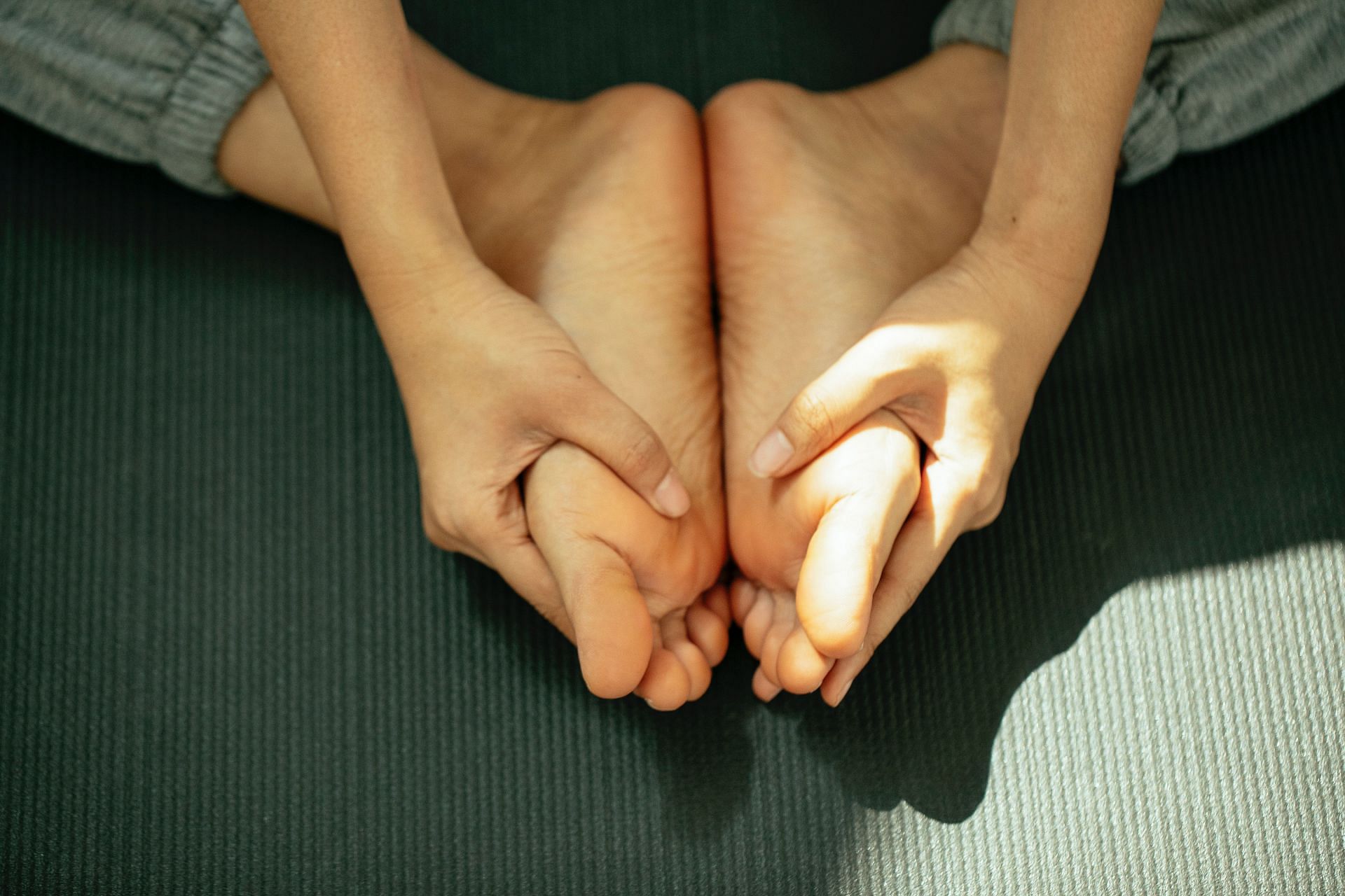 Include toe yoga exercises in your routine. (Image via Pexels/ Miriam Alonso)