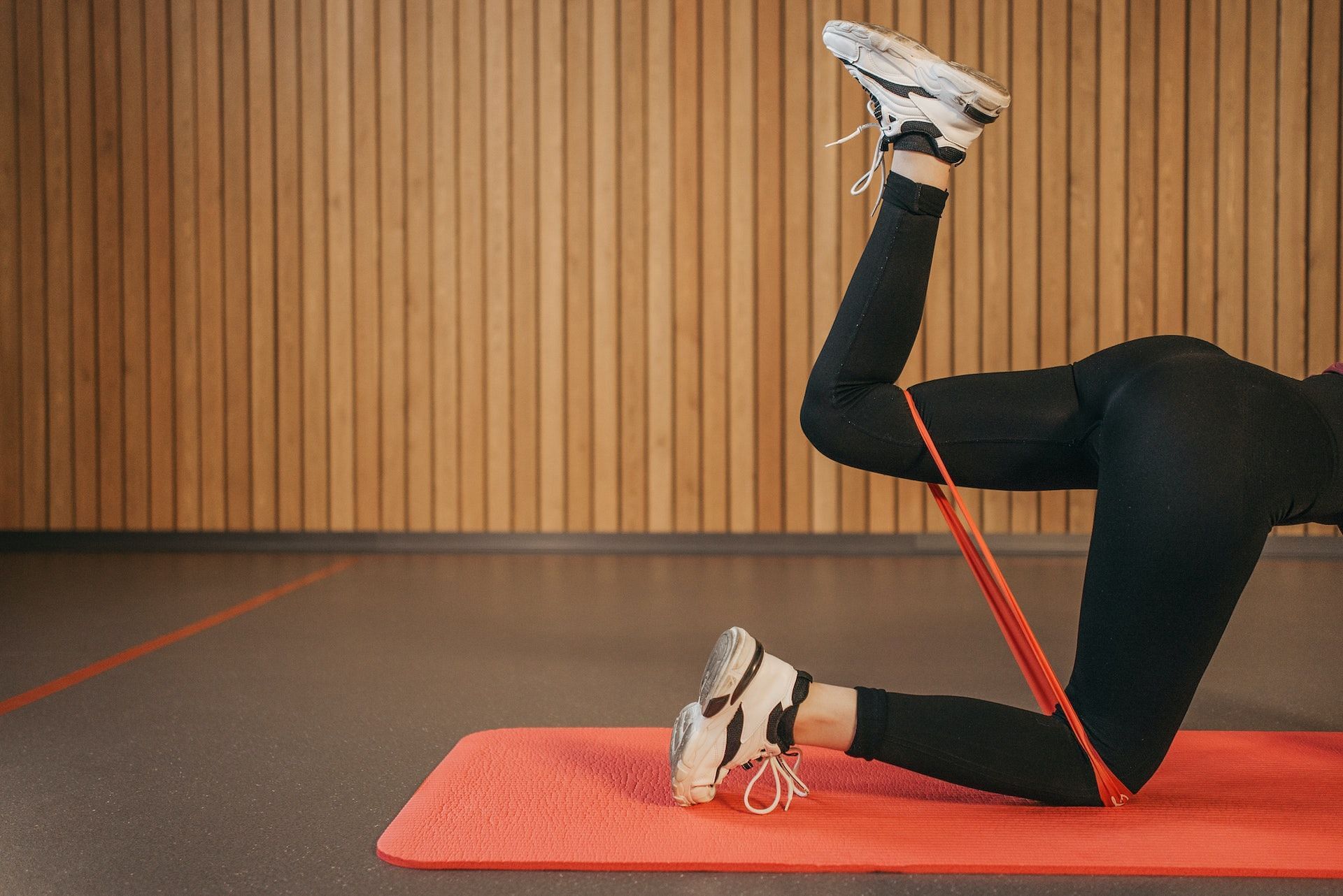 Resistance band core exercises stabilize the spine. (Image via Pexels/Pavel Danilyuk)