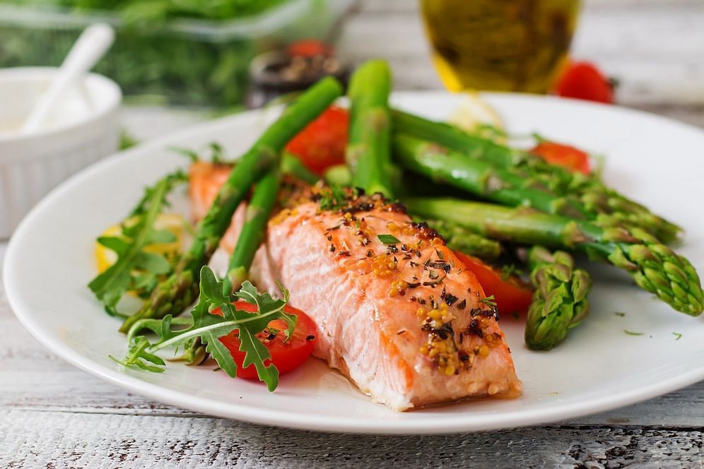 Baked salmon for dinner (Image via freepik/timolina)