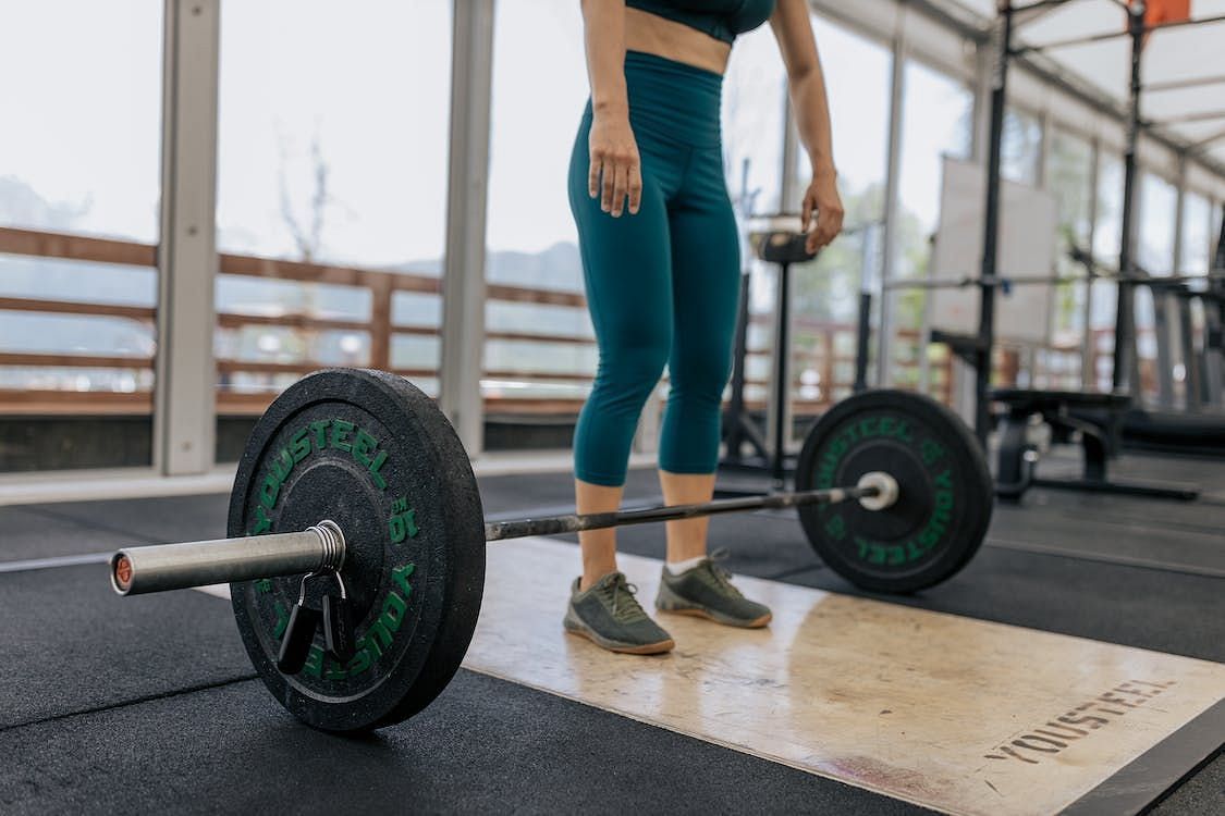 Romanian deadlifts are effective exercises for correcting anterior pelvic tilt. (Anastasia Shuraeva/ Pexels)