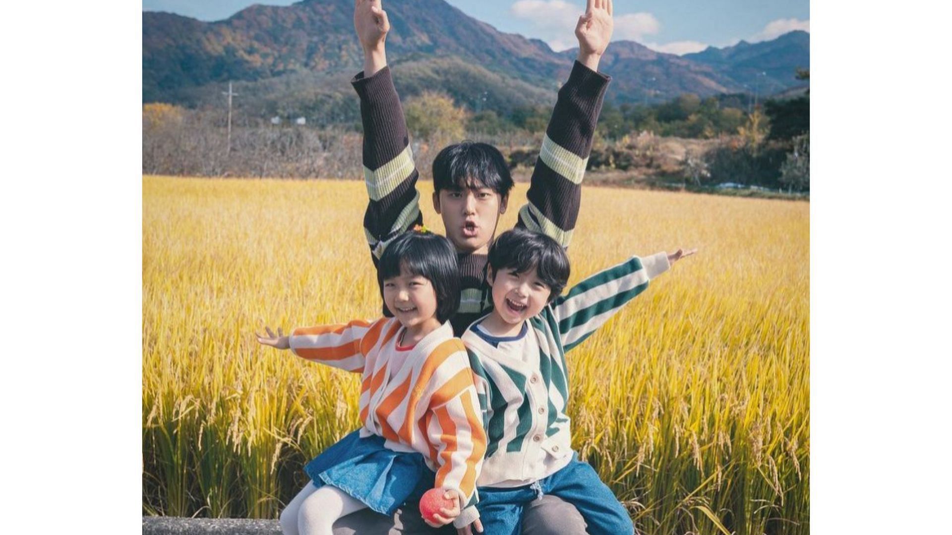 Lee Do Hyun as Choi Kang Ho with his onscreen twins, Ye Jin and Seo Jin (image via chingudeul - Republika)