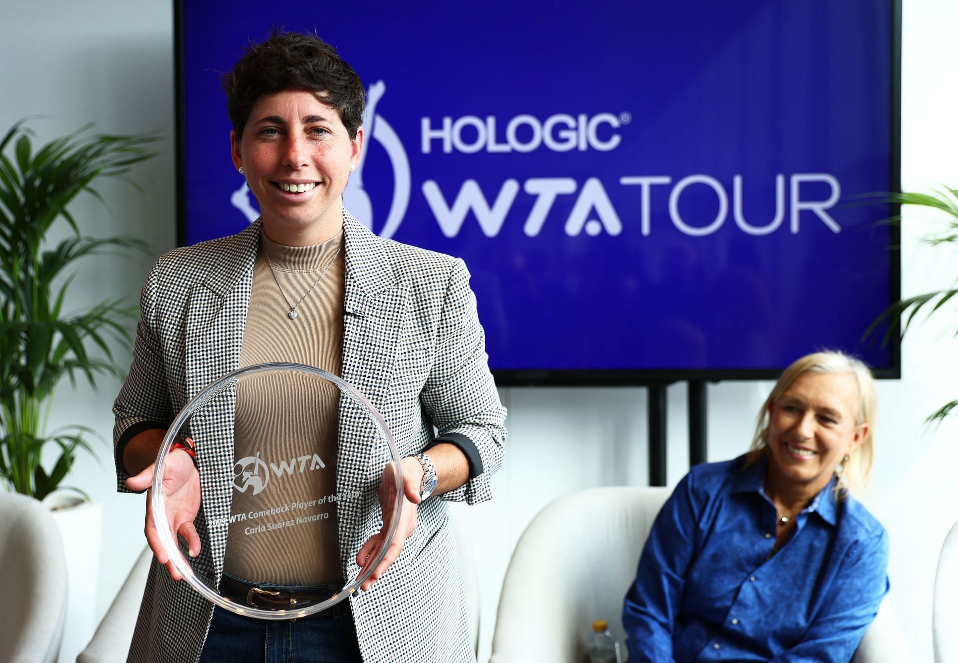 Carla Suarez Navarro with the Comeback Player of the Year trophy at the 2021 Madrid Open