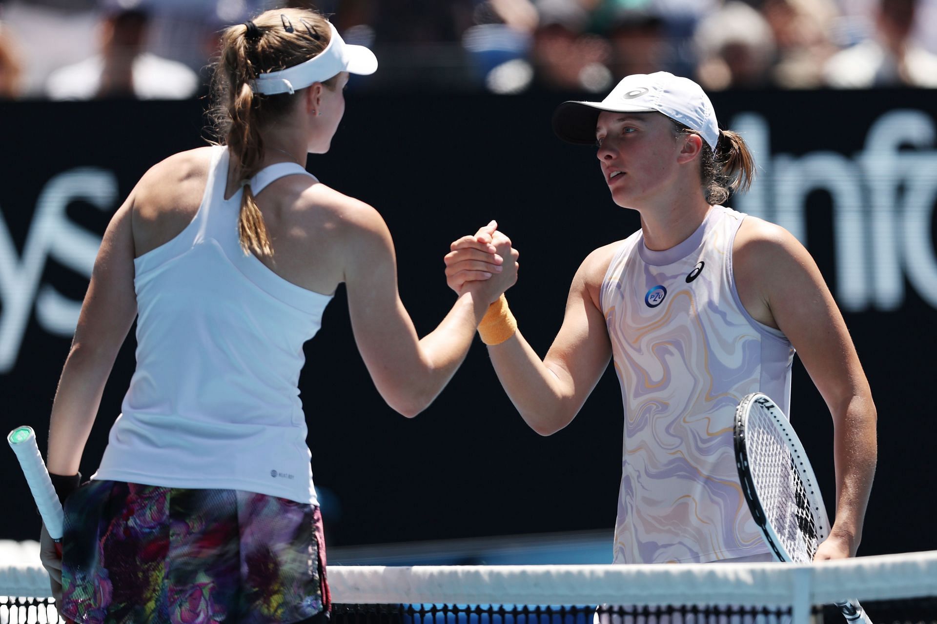 Elena Rybakina (L) and Iga Swiatek at the 2023 Australian Open.