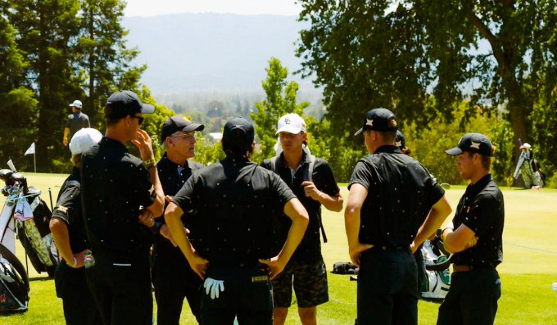 Coach McGraw with Baylor&#039;s team (Image via Twitter @BaylorMGolf).