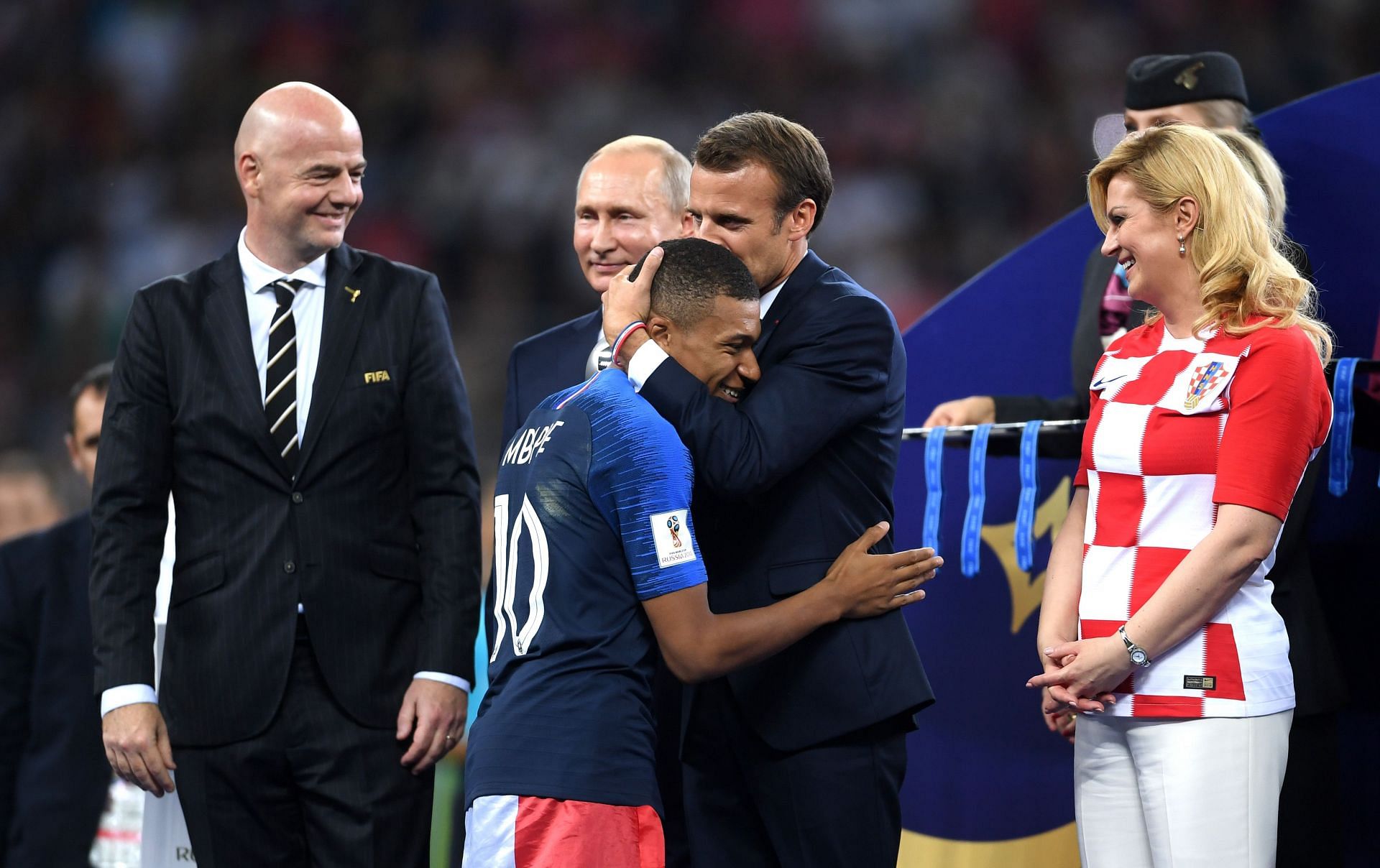 Macron (2R) convinced Mbappe to stay in Paris.