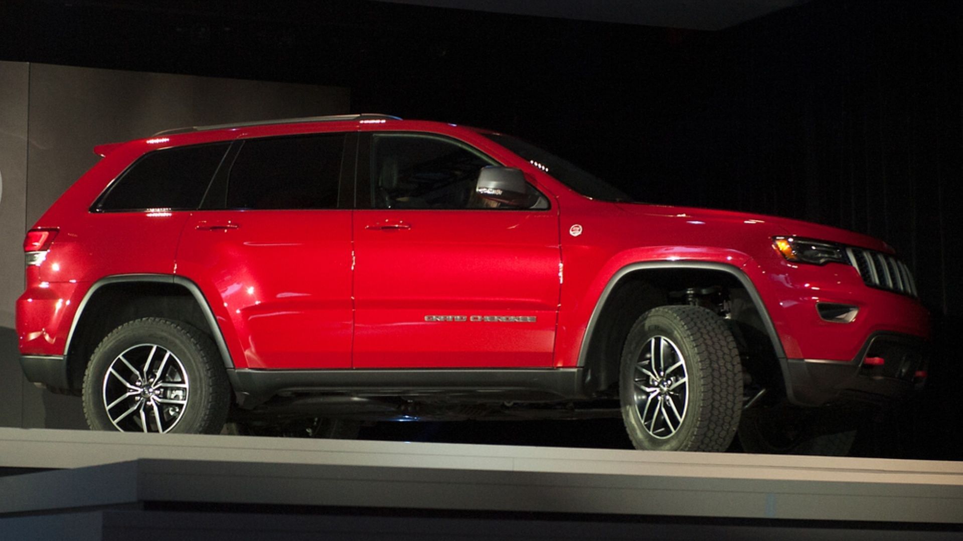 The recalled Jeep Grand Cherokee vehicles may pose accident and crash risks (Image via Bryan Thomas /Getty Images)