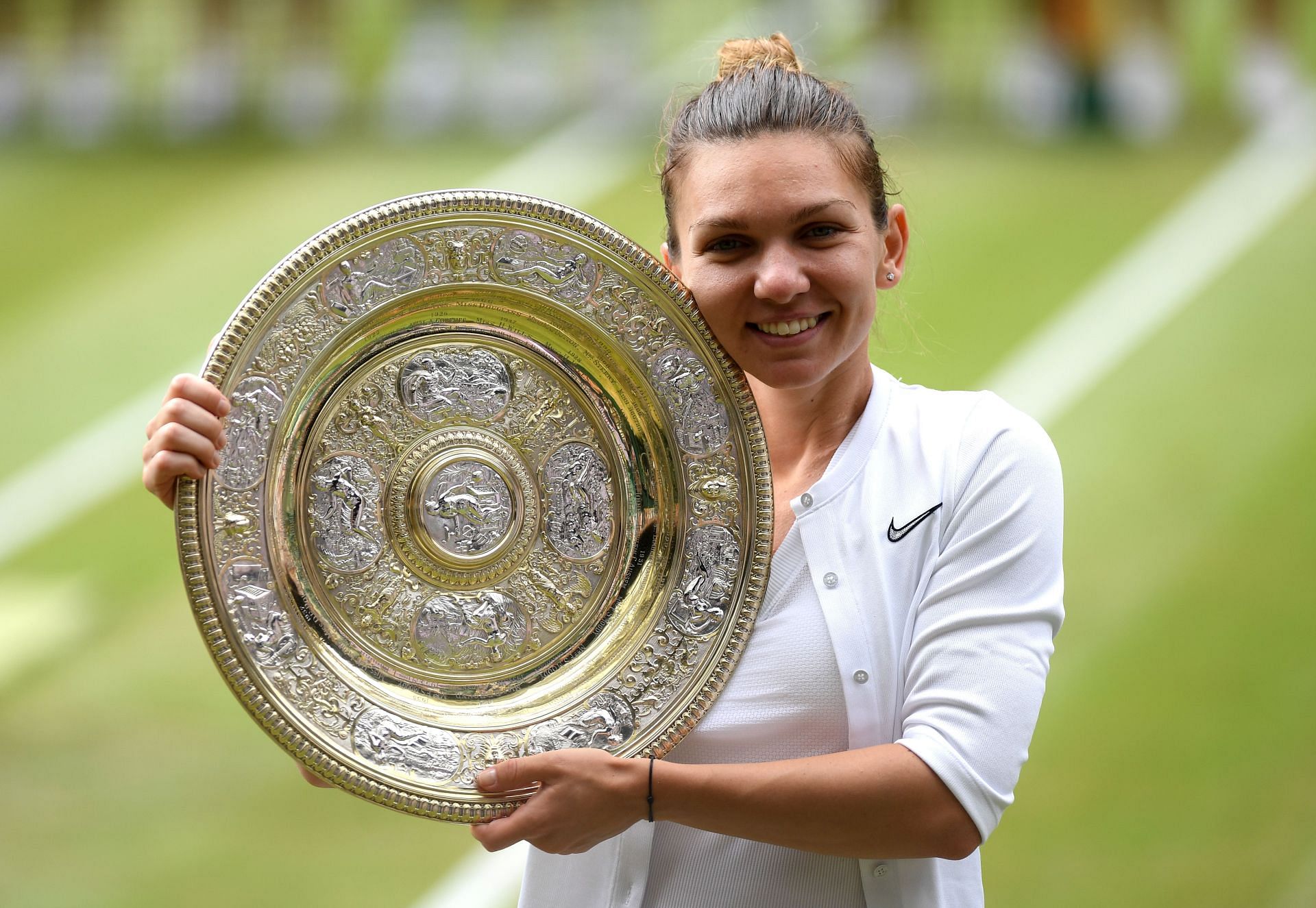 Simona Halep with the 2019 Wimbledon trophy.