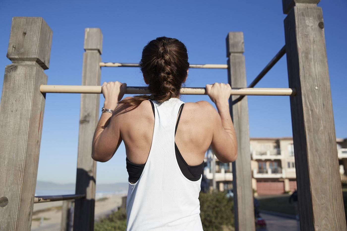 Negative pullups. (Image via Pinterest)