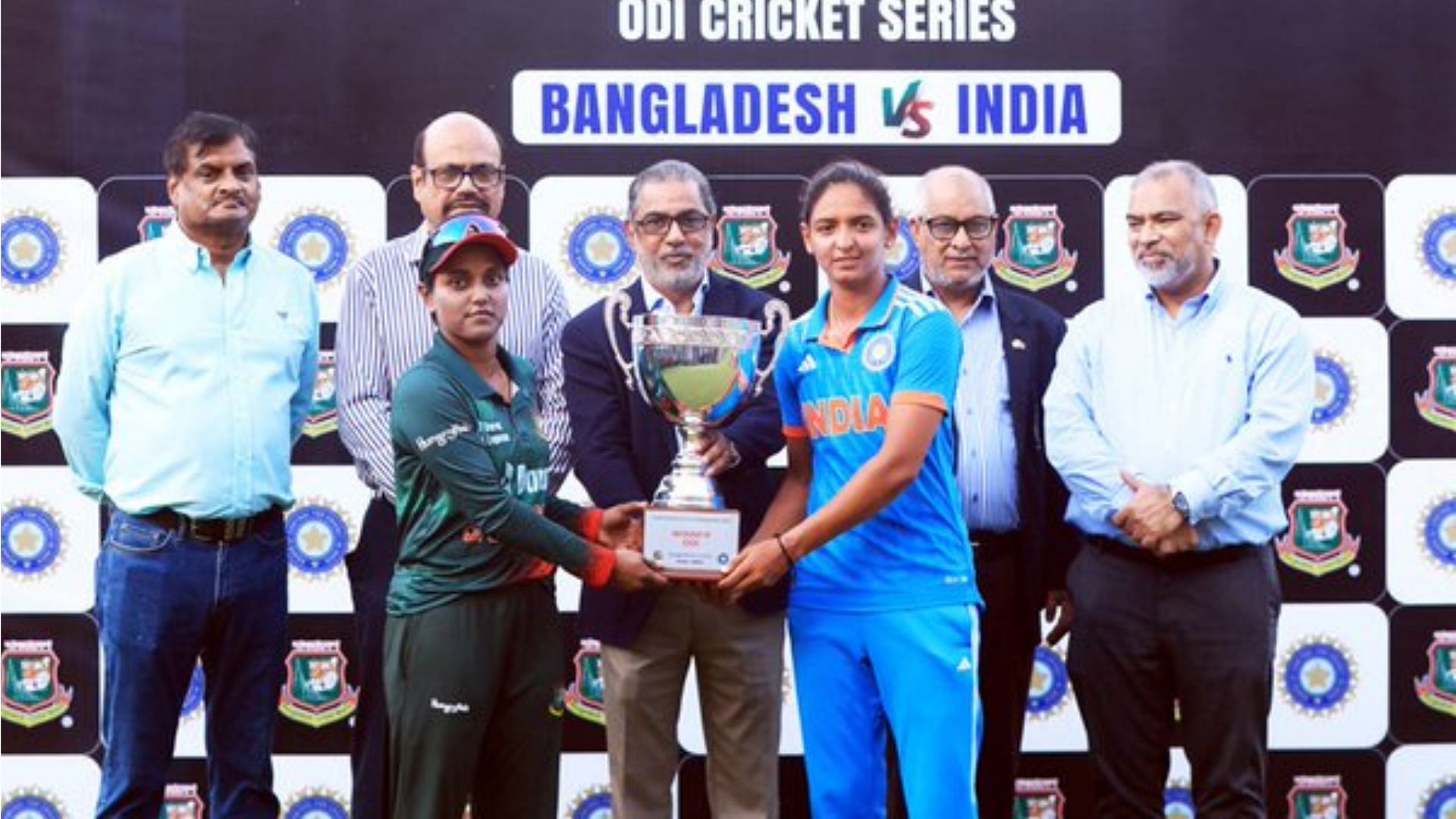 Harmanpreet Kaur and Nigar Sultana Joty share the ODI trophy. 