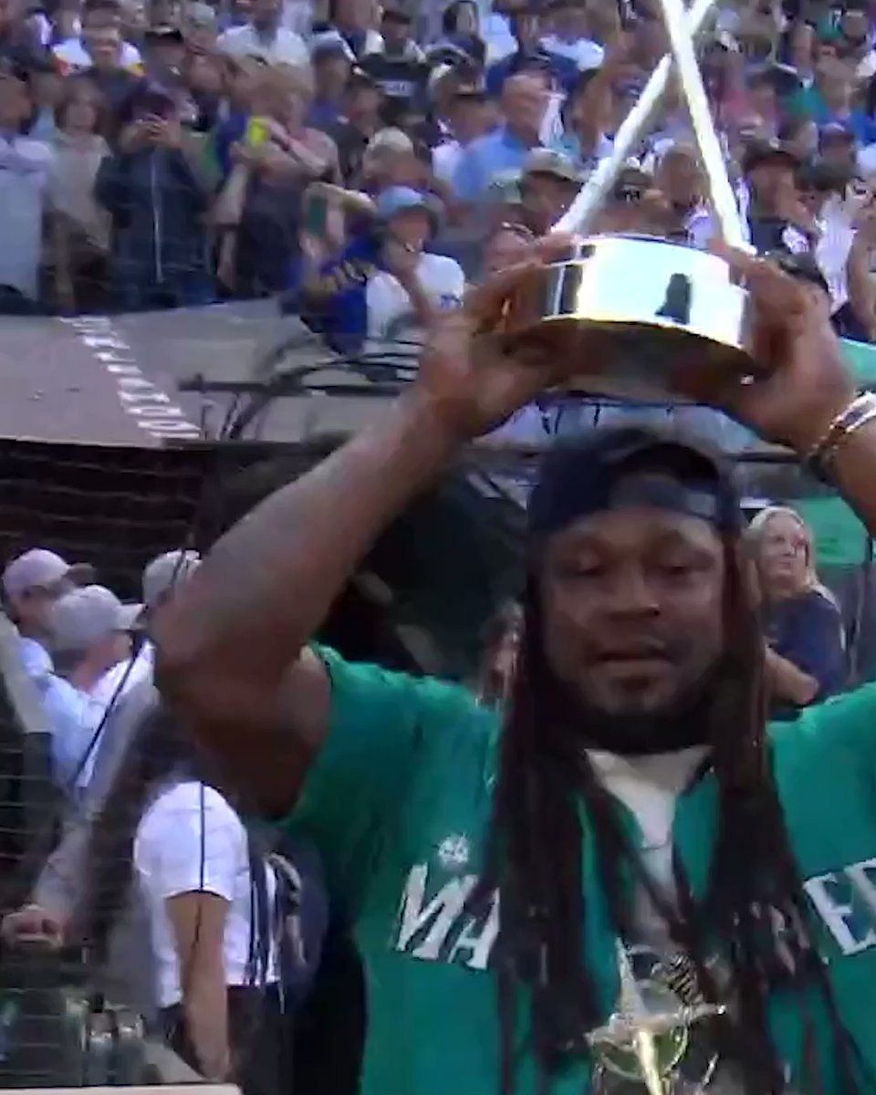 Marshawn Lynch at Home Run Derby: Seahawks RB gifts Vladimir Guerrero Jr.  with trophy, celebratory chain - DraftKings Network