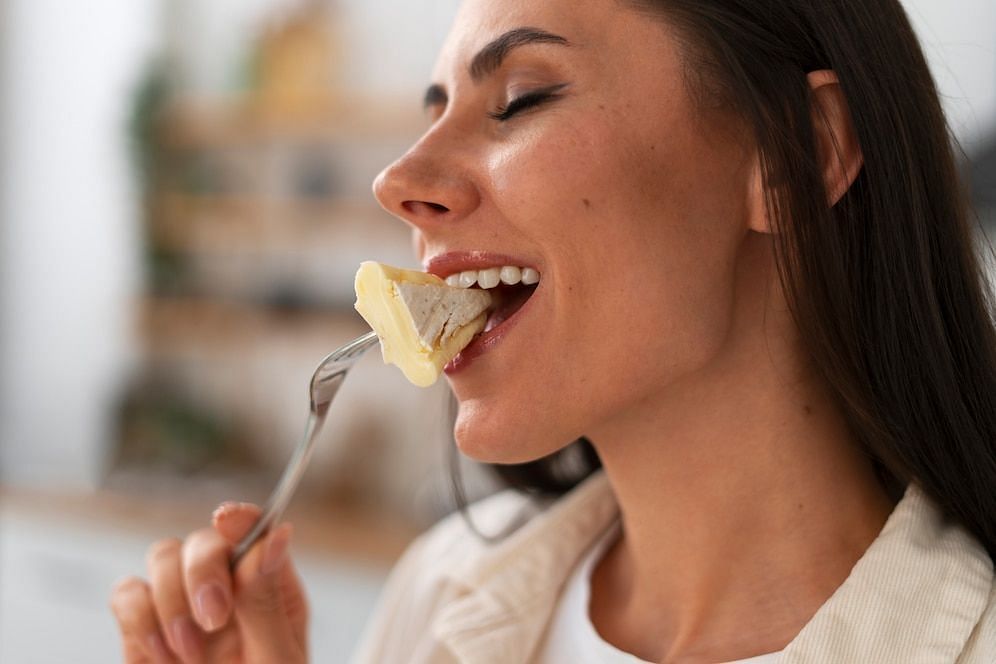 Indian Ayurveda practice of How drinking your food and chewing your water (Image via freepik/rawpixel.com)