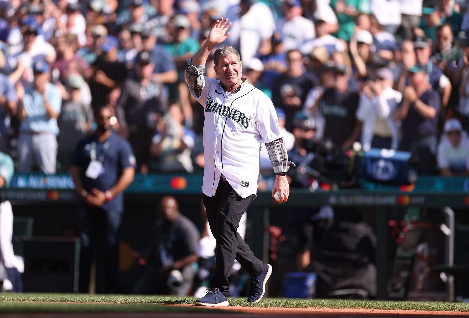 Edgar Martinez and Mariners fans show their mutual love as No. 11 is retired
