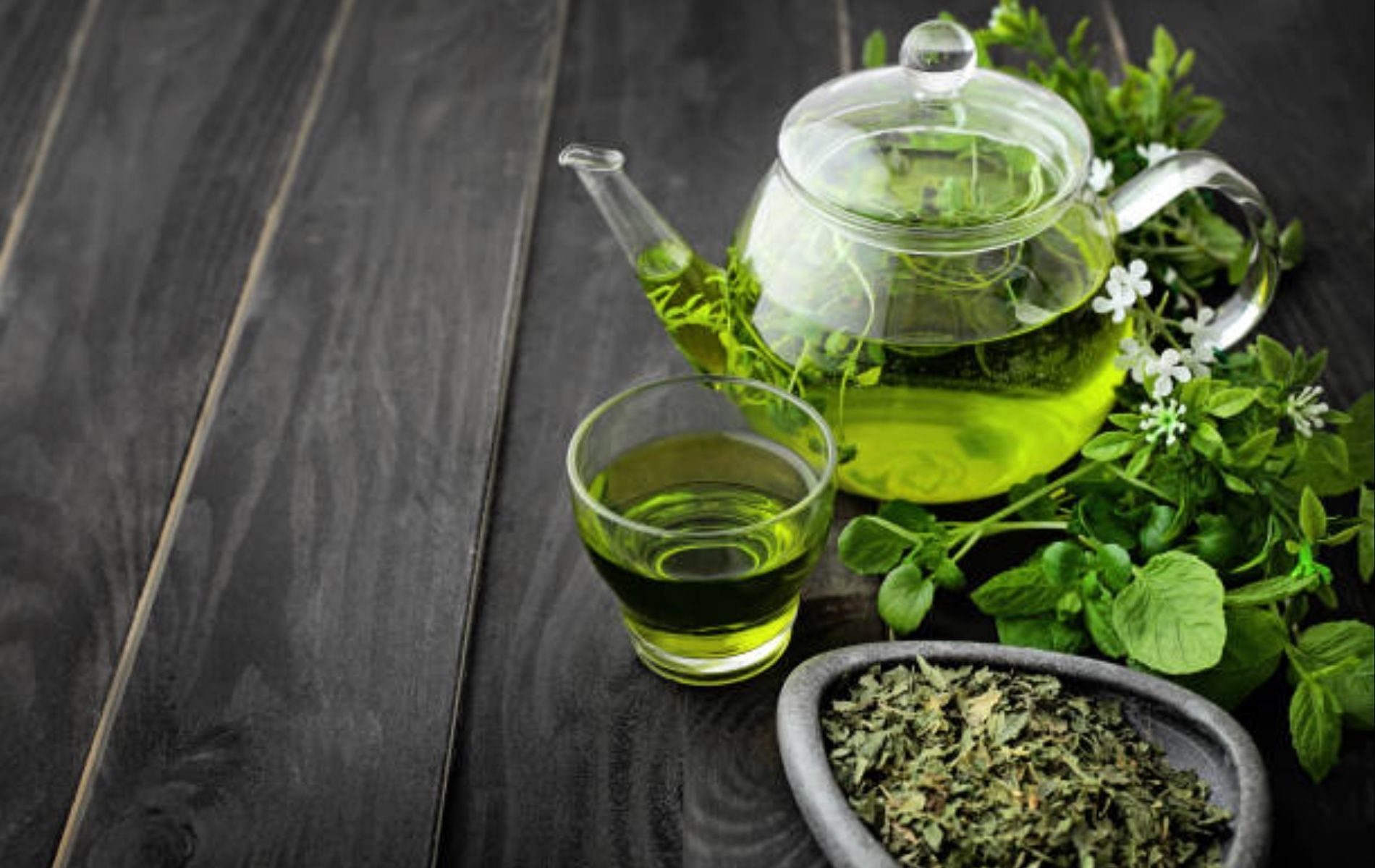 Green tea and its various hair benefits! (Image via iStock)