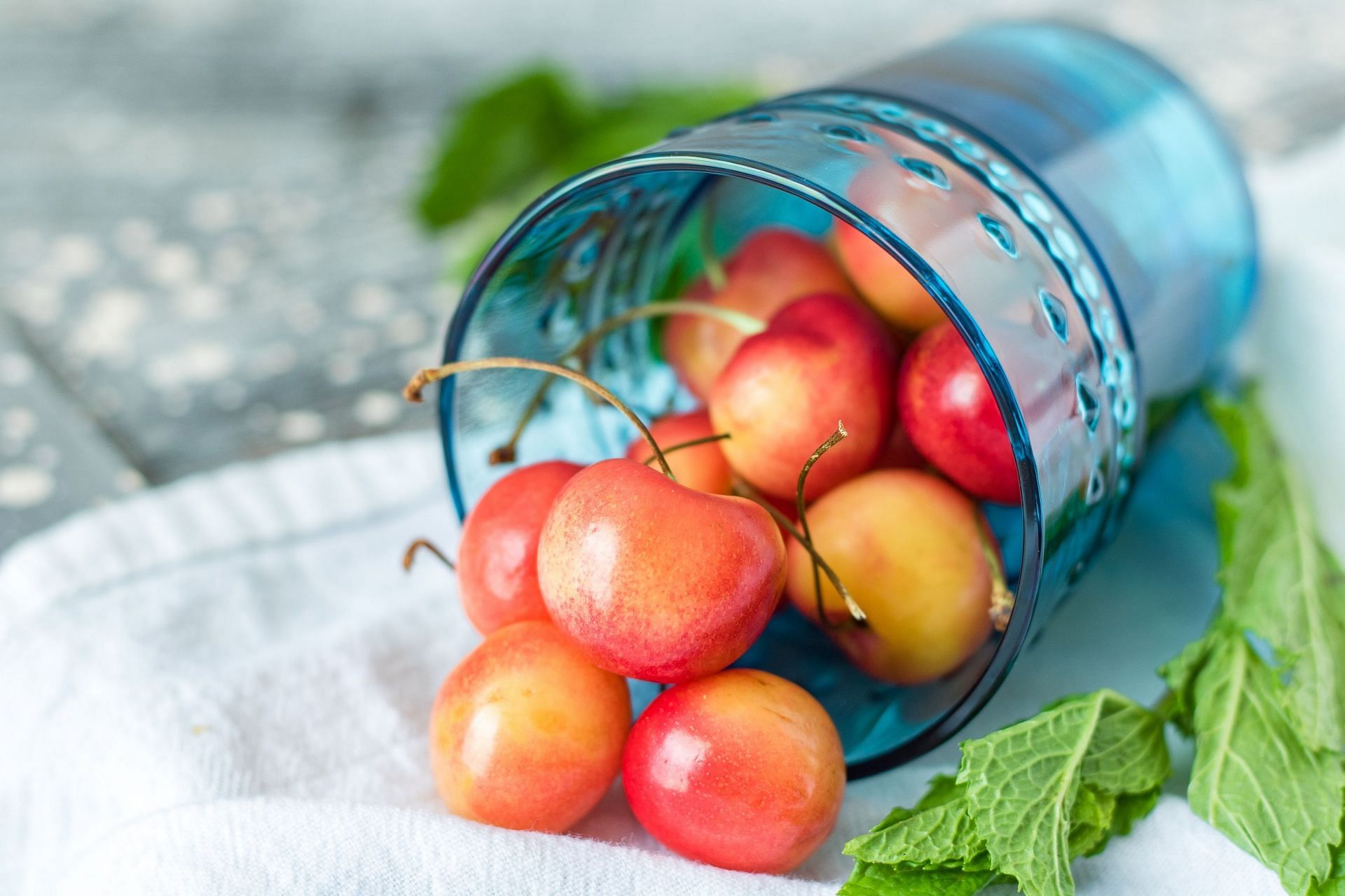 Amazing health benefits of rainier cherries (Image via Unsplash/Dana DeVolk)