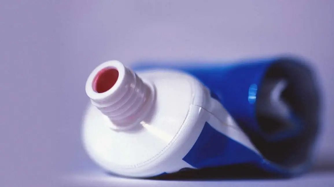 Toothpaste on pimple (Image via Getty Images)