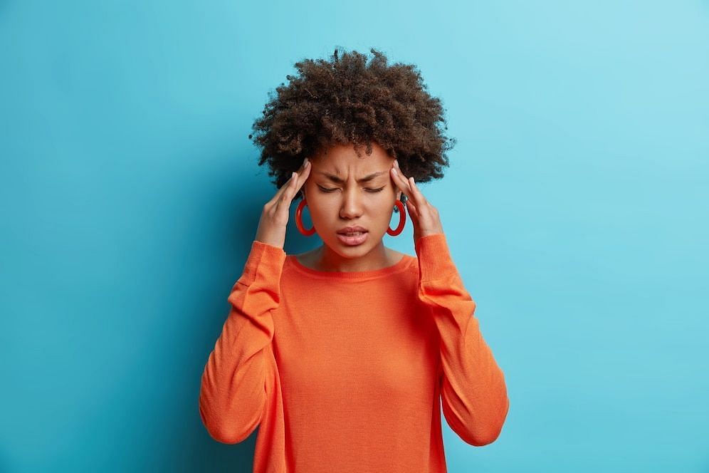 Remedies for high blood pressure headaches (Image via freepik/wayhomestudio)