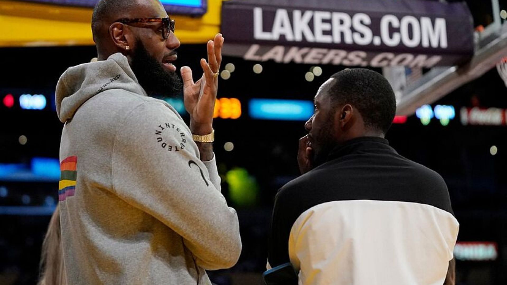 Rich Paul in conversation with LeBron James [Source: MARCA]