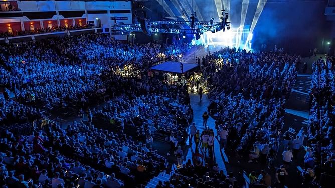 Popular WWE heel seemingly breaks character to appreciate fans; sends a 3-word message