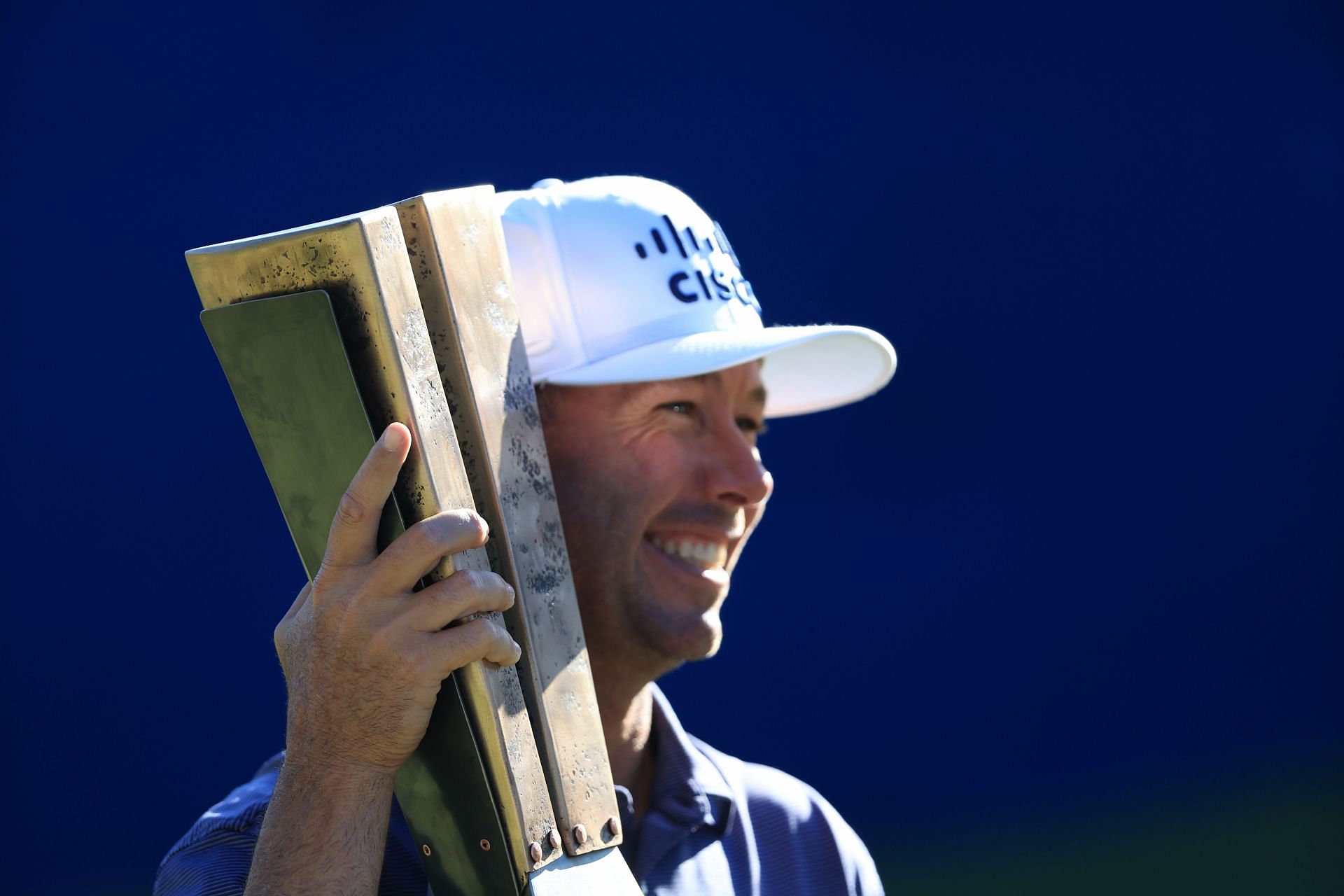 Chez Reavie poses with the Barracuda Championship trophy (via Getty Images)