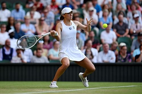 Swiatek at the 2023 Wimbledon.