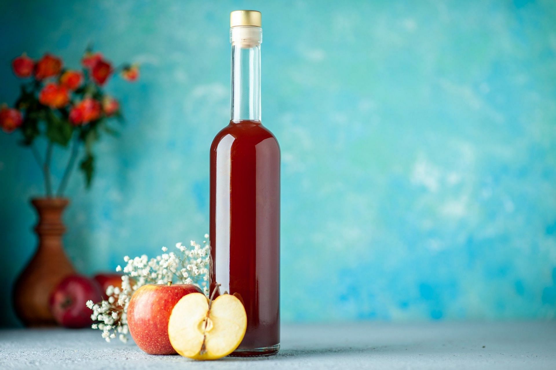Apple cider vinegar can provide relief from painful thrush symptoms. (Photo via Freepik)