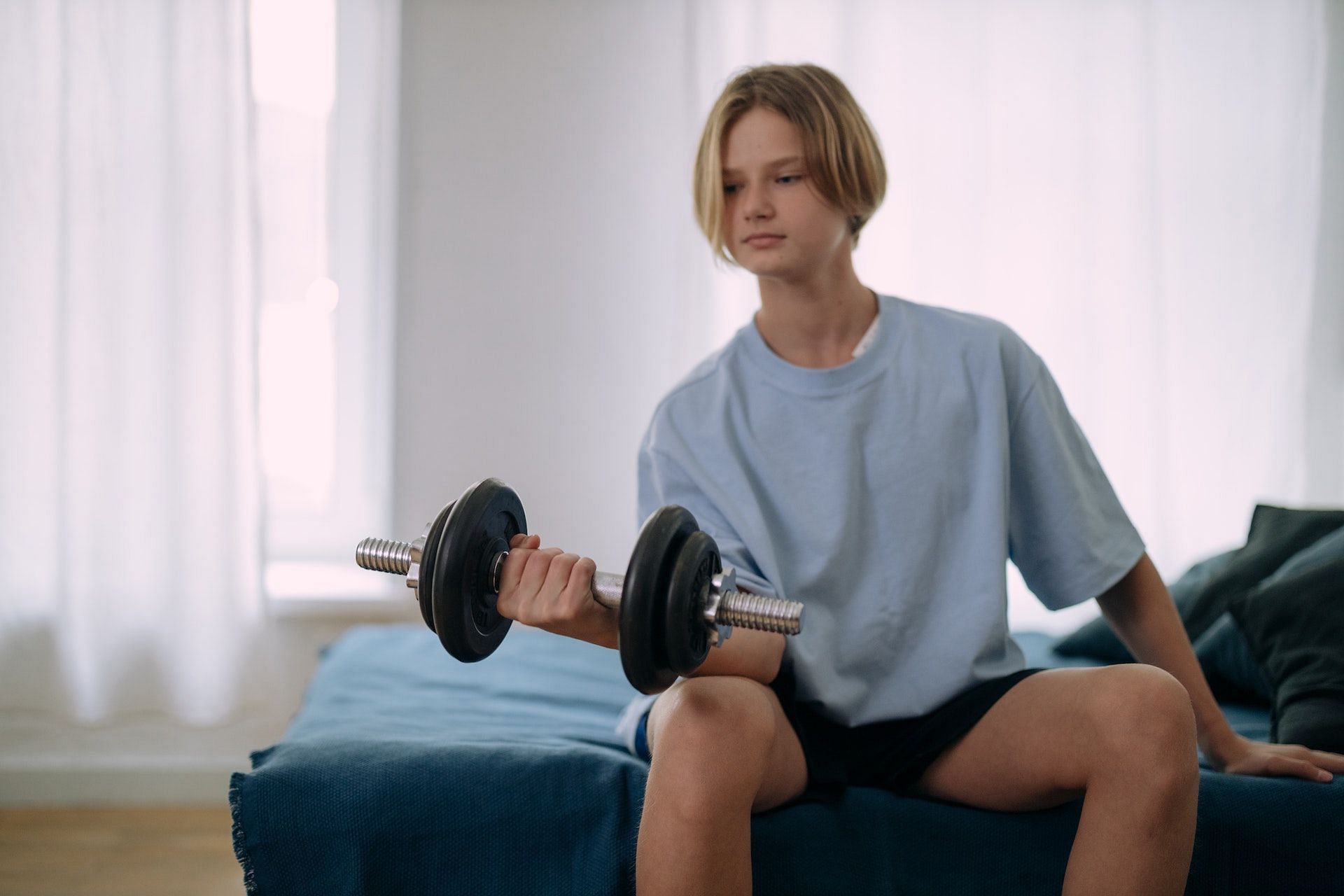 Weightlifting for teens. (Image via Pexels/ Cottonbro Studio)