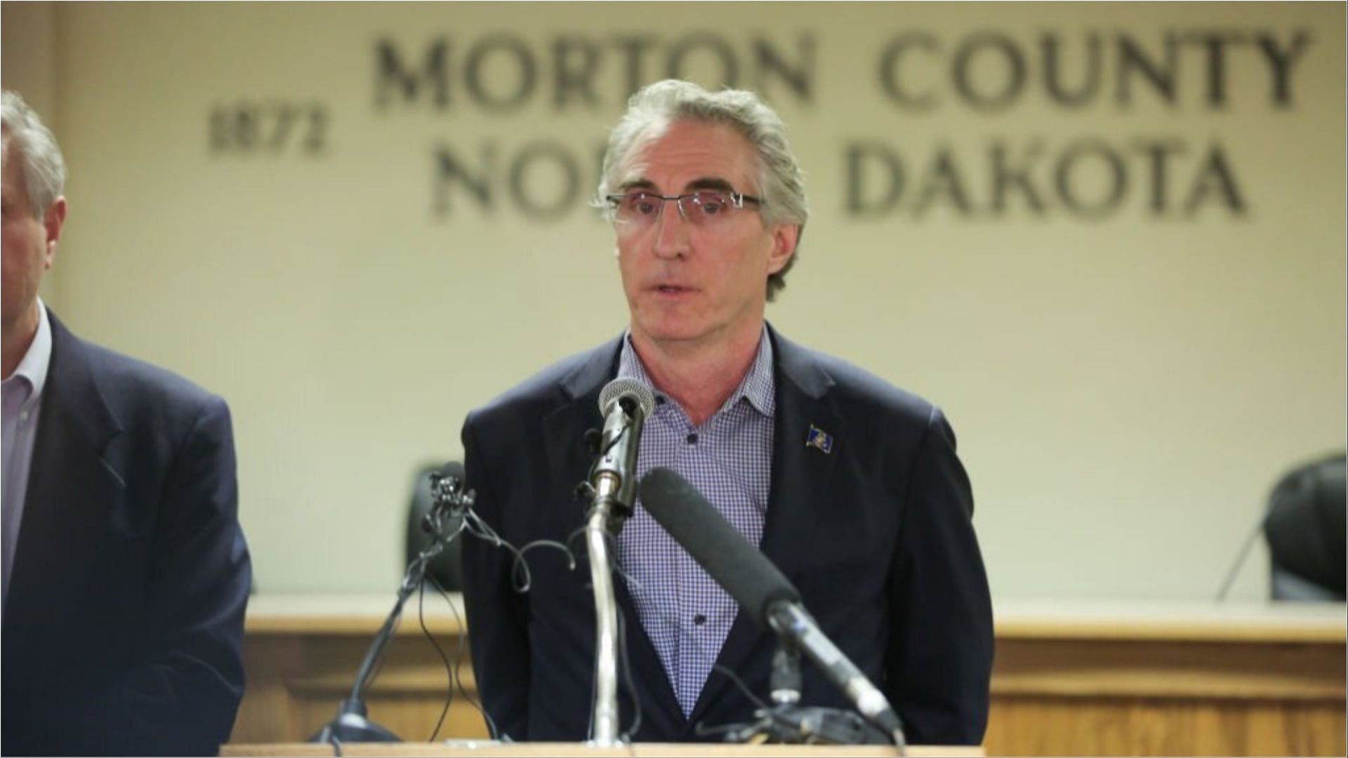 Doug Burgum is offering a $20 gift card in exchange of donations (Image via Stephen Yang/Getty Images)