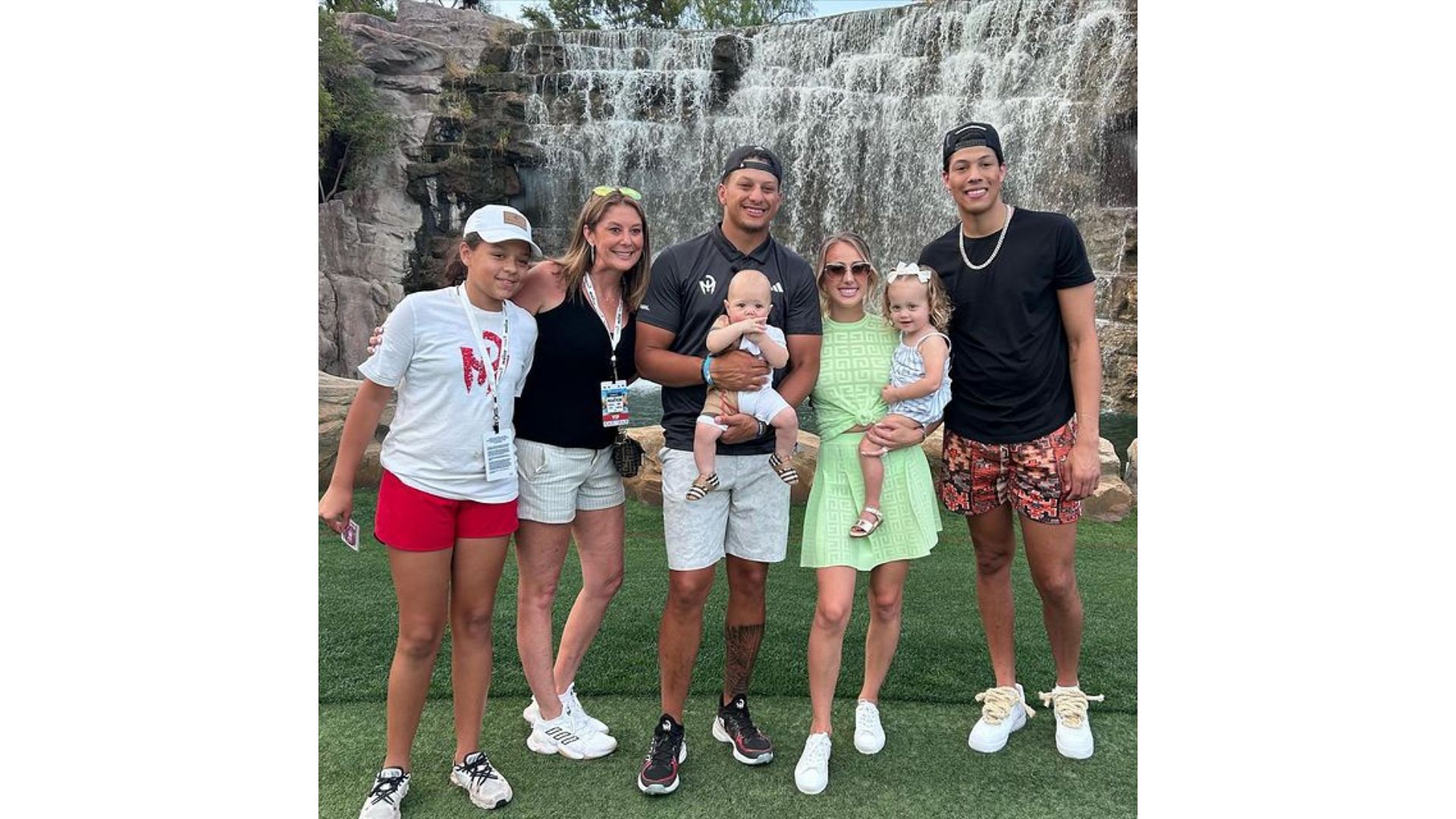 Jackson poses with Patrick Mahomes and fam. (Image Credit: Randi Mahomes&#039; official IG (@randimahomes)