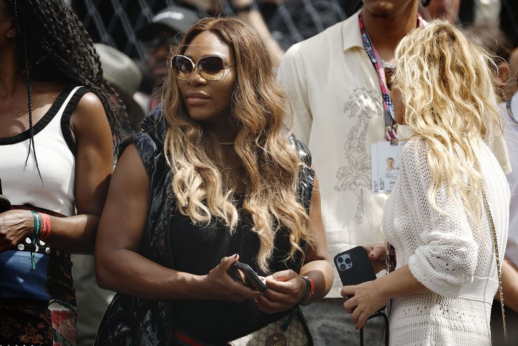 Serena Williams: Pregnant Serena Williams flaunts white bodycon dress ...