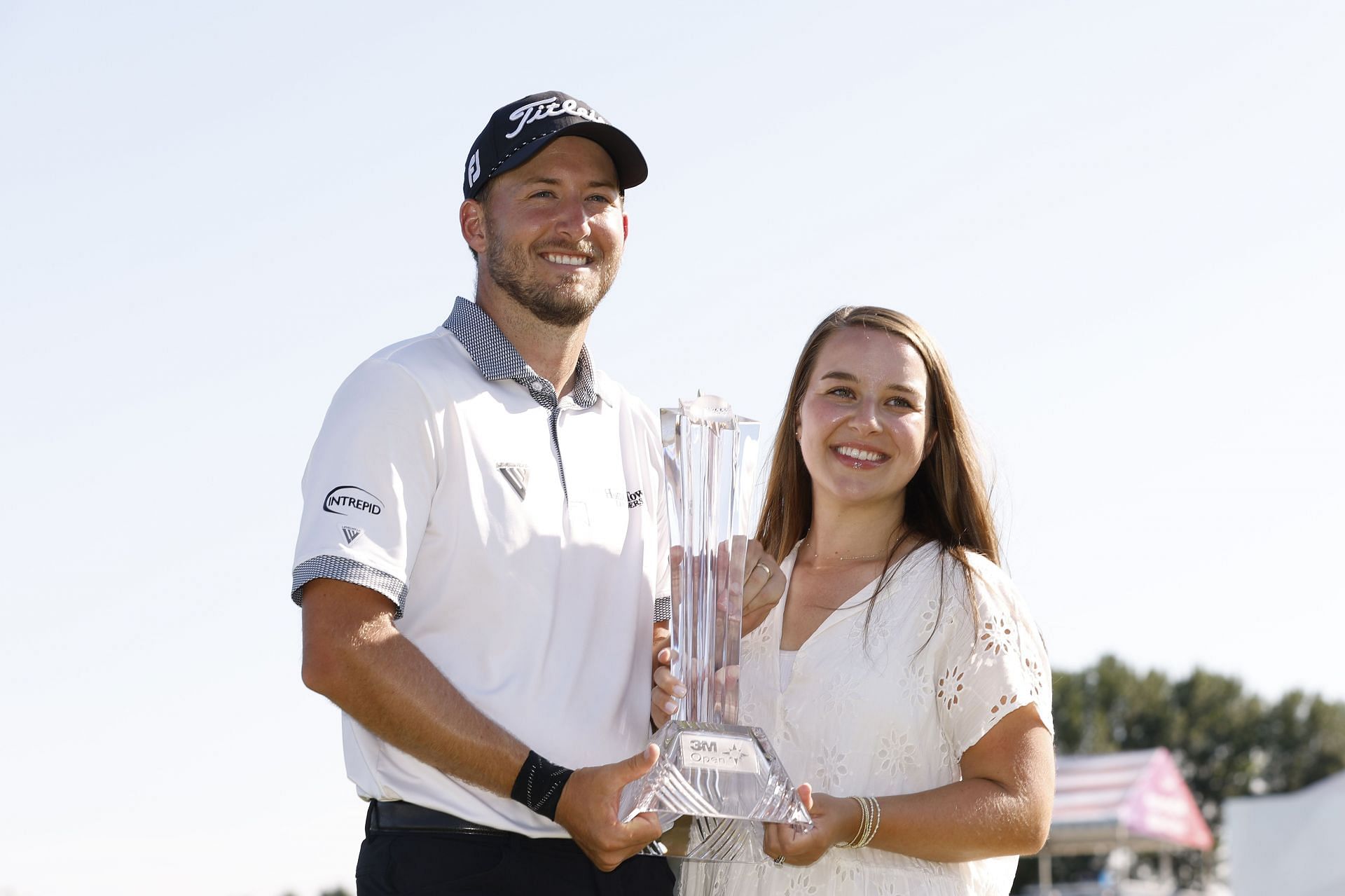 Lee Hodges and his wife, Savannah, pose with the trophy after winning the 3M Open.