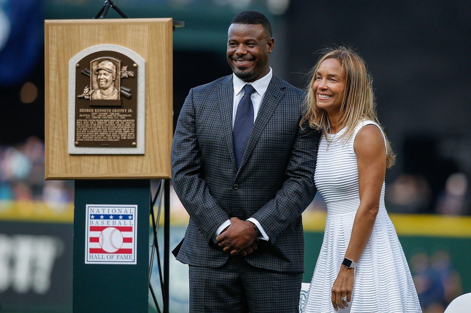 Twitter reacts to Ken Griffey Jr.'s new career as photographer at Cardinals  NFL game - Channeling his inner Randy Johnson