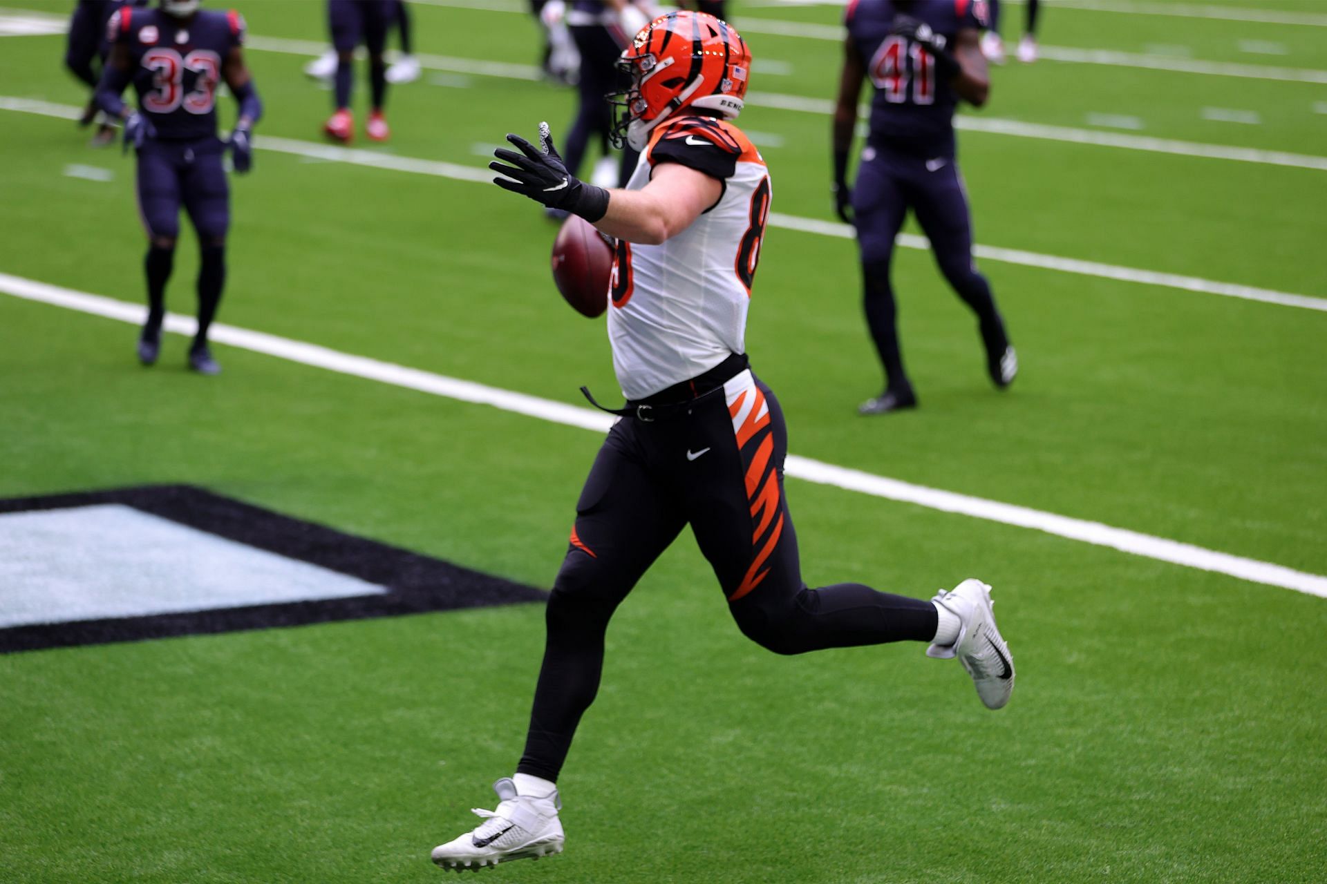 Tight end Drew Sample #89 of the Cincinnati Bengals runs in a touchdown in the first quarter of the game against the Houston Texans