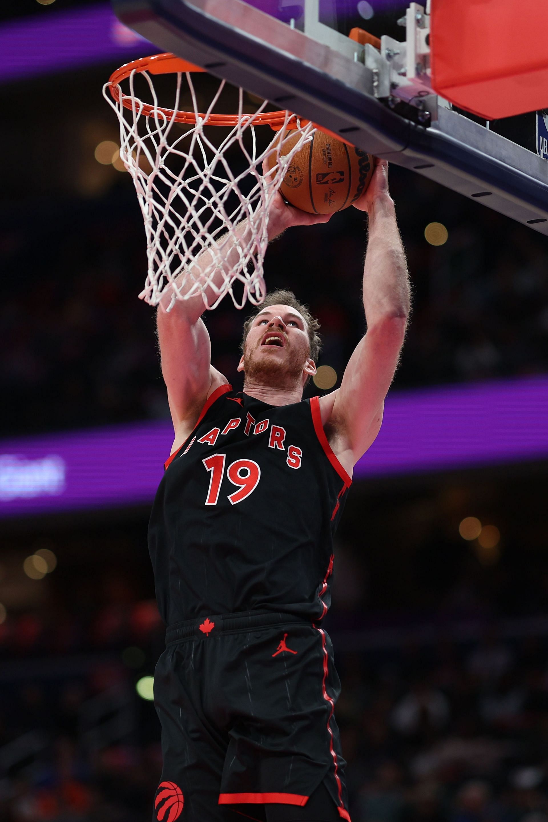 Jakob Poeltl putting the ball in the Basket