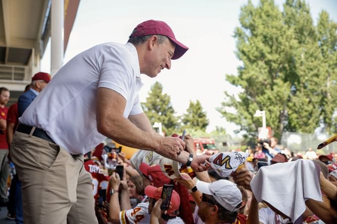 WATCH: Commanders owner Josh Harris goes viral for splashing cash on beer for thousands of fans