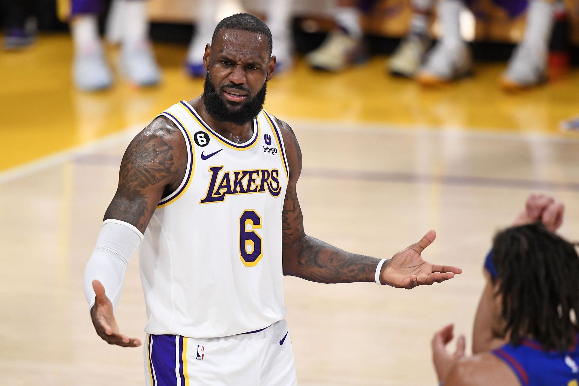 Tom Brady Challenges LeBron James to Ice Hockey Shootout – Celeb