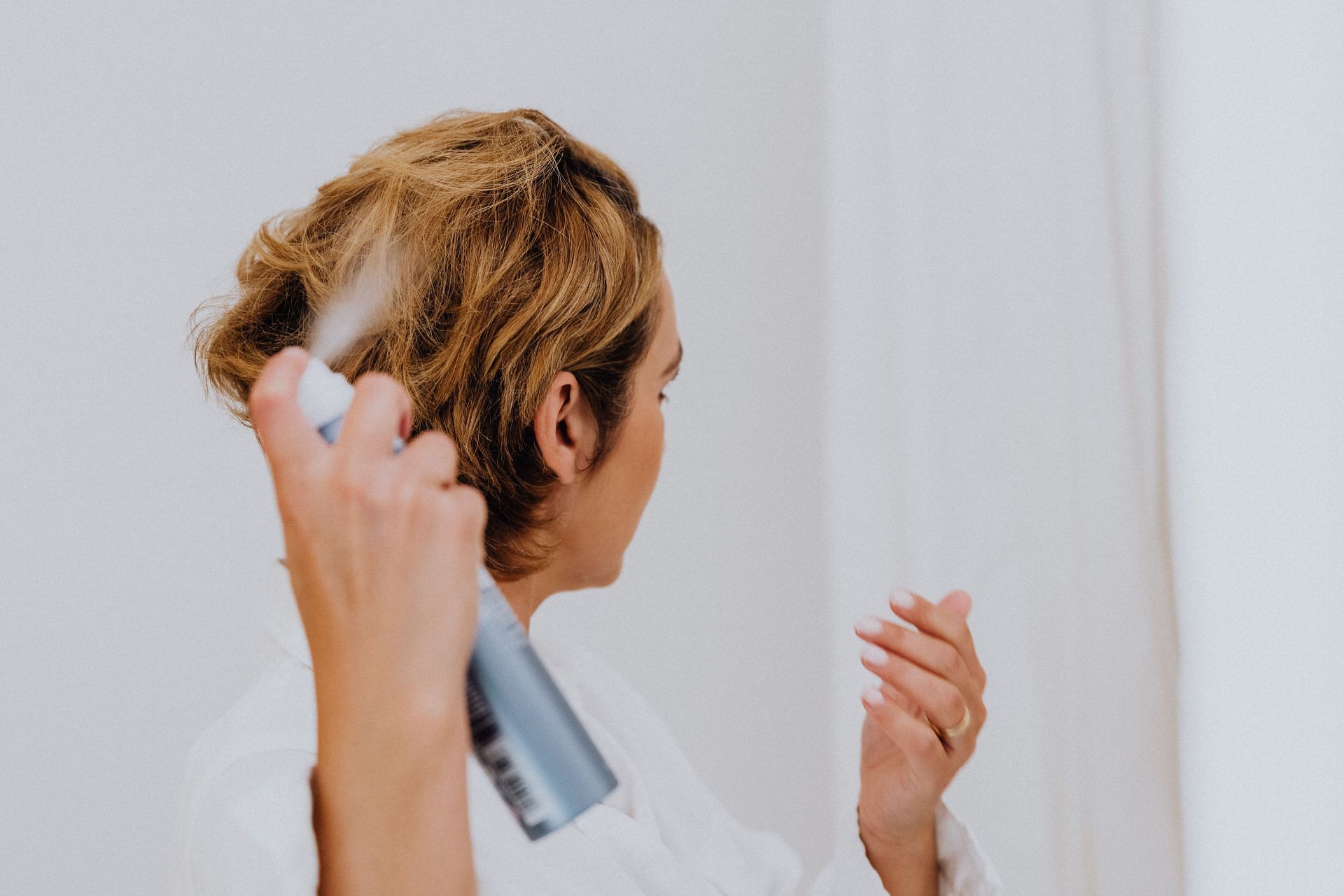 Effective ways to use Dry Shampoo (Image via Pexels / Karolina Grabowska)