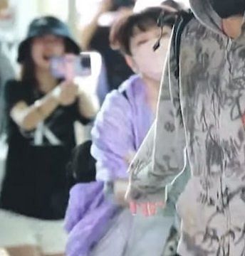 Soo Choi 💜 (REST) on X: Jungkook was carrying two big camera bags when he  came back in Korea today at airport. Jungkook's video camera 🎥 bag  collection! #TeenChoice #ChoiceFandom #BTSARMY @BTS_twt