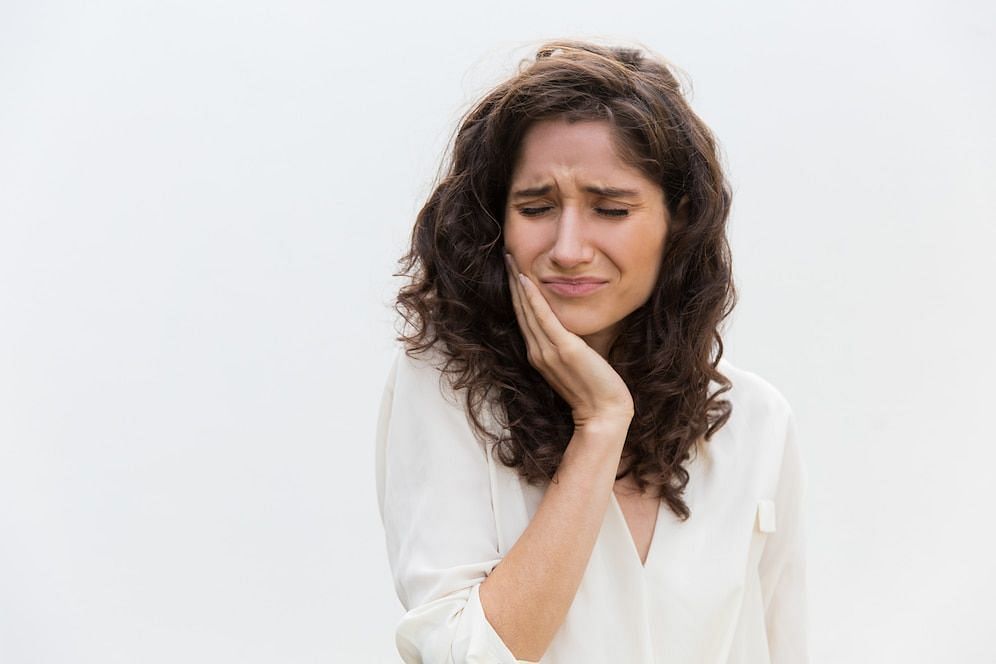 How to feel better with TMJ Disorder (Image via freepik/pchvector)