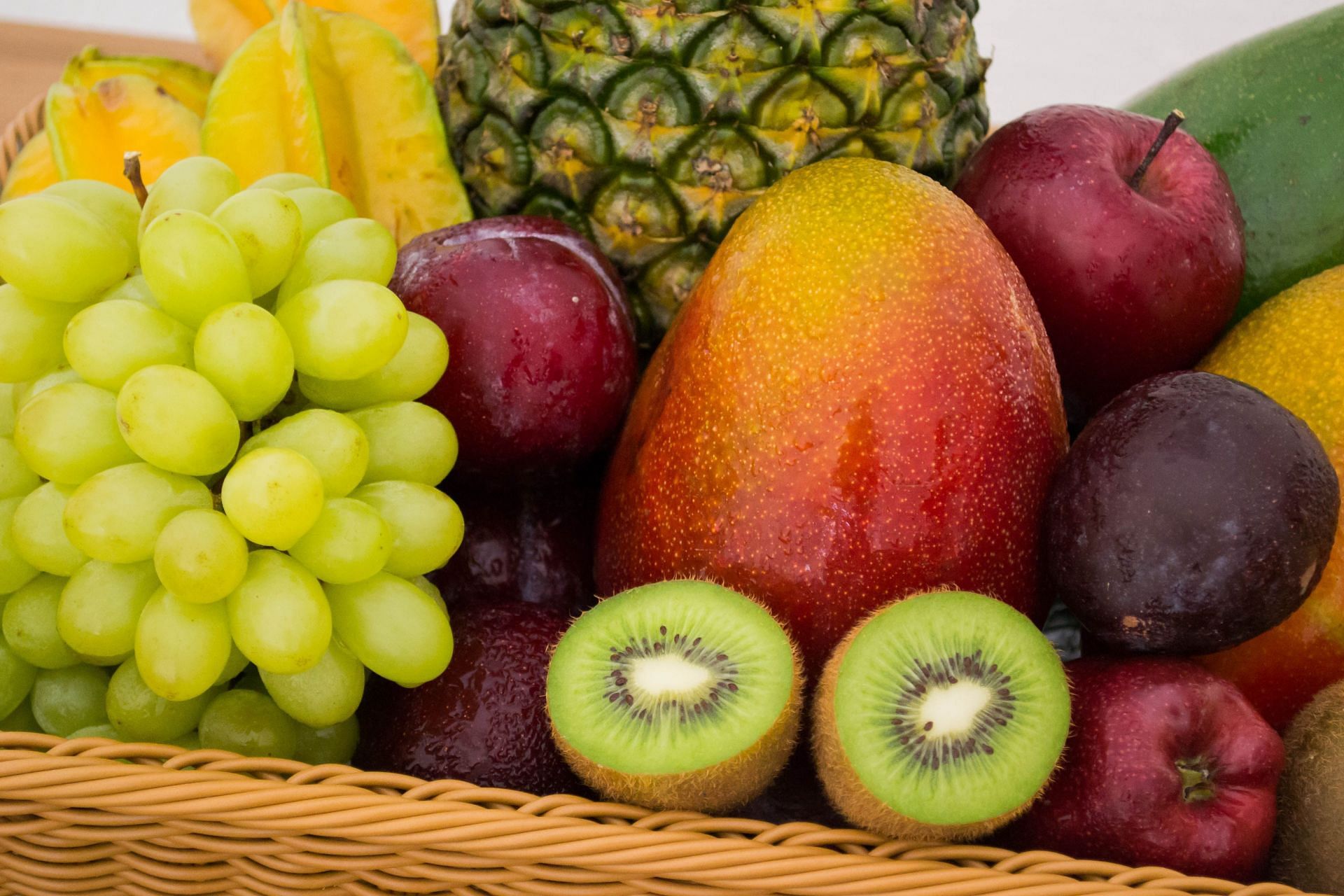 Fruits contain high amount of fiber. (Image via Unsplash/ Jonas Kakaroto)