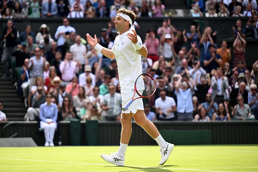 Liam Broady receives thunderous applause from Wimbledon Centre Court ...