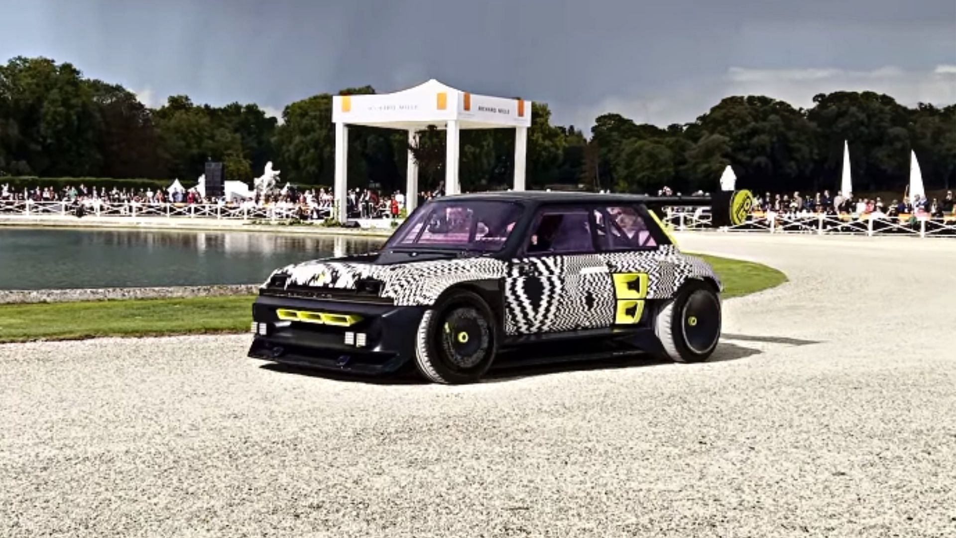 The 2022 Renault R5 Turbo 3E (Image via YouTube/Planet Car News)