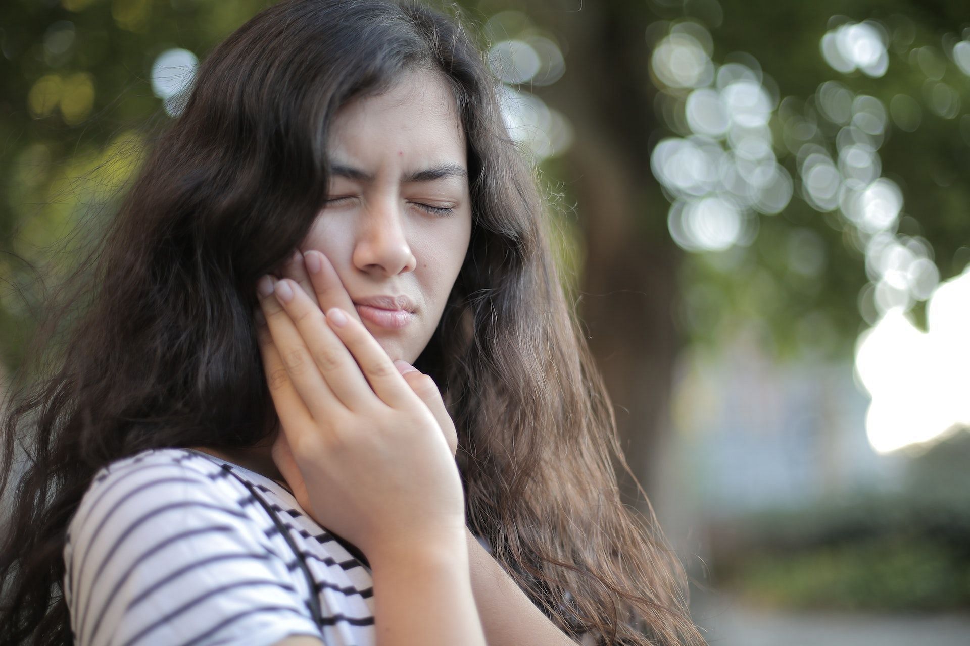 Symptoms of fibromyalgia include face and jaw pain. (Photo via Pexels/Andrea Piacquadio)