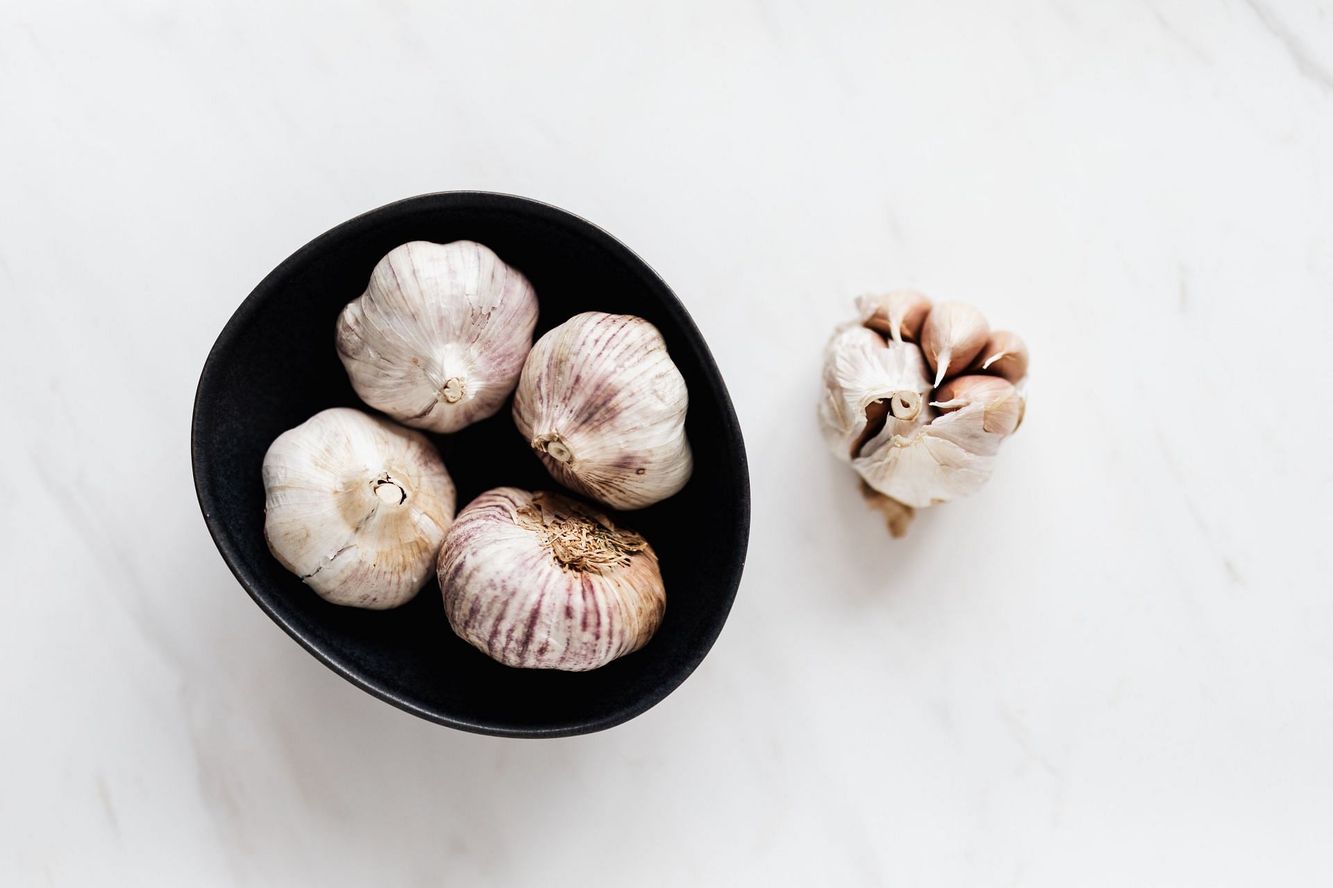Benefits of black garlic- It is good for heart health. (Image via Pexels/ Karolina Grabowska)