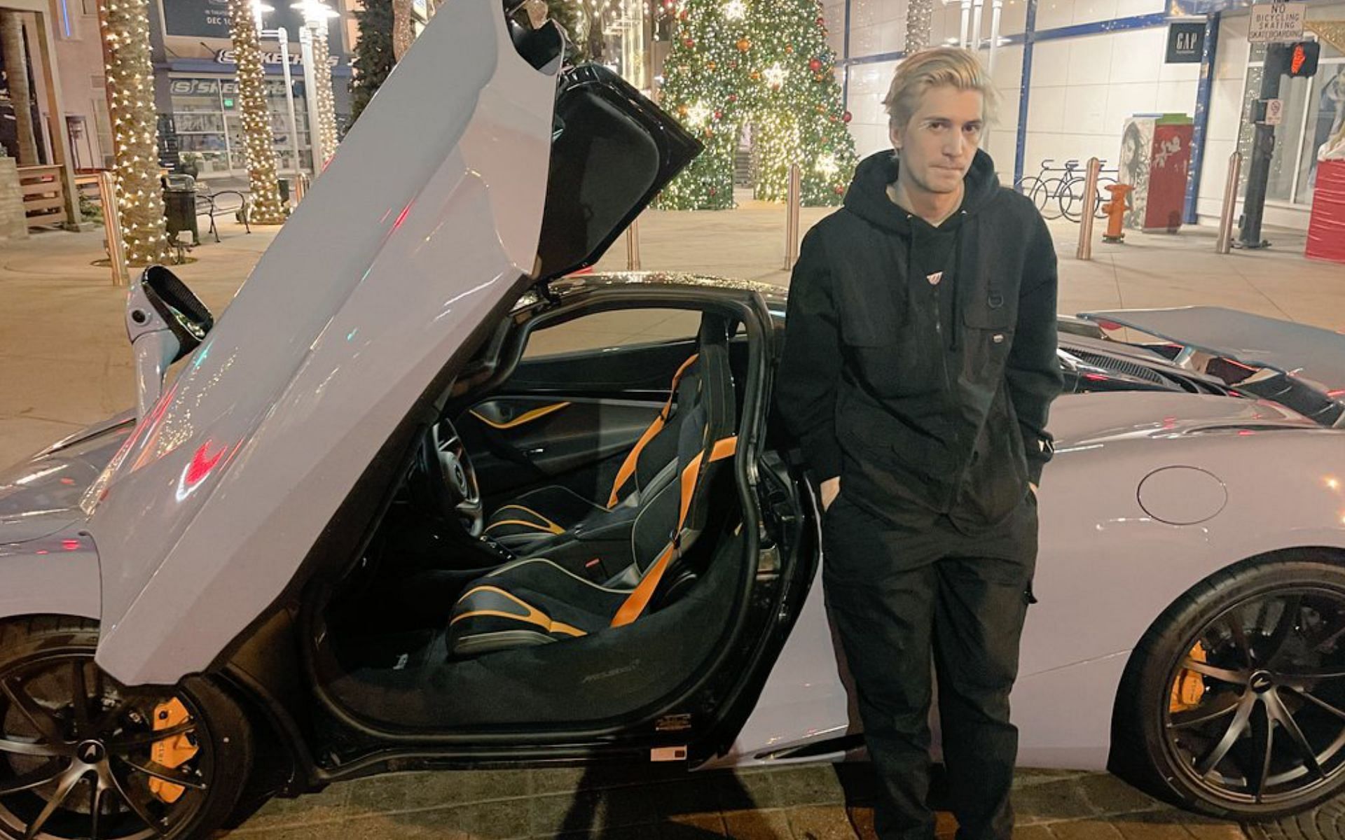 xQc talks about why he purchased a McLaren supercar (Image via xQc/Twitter)