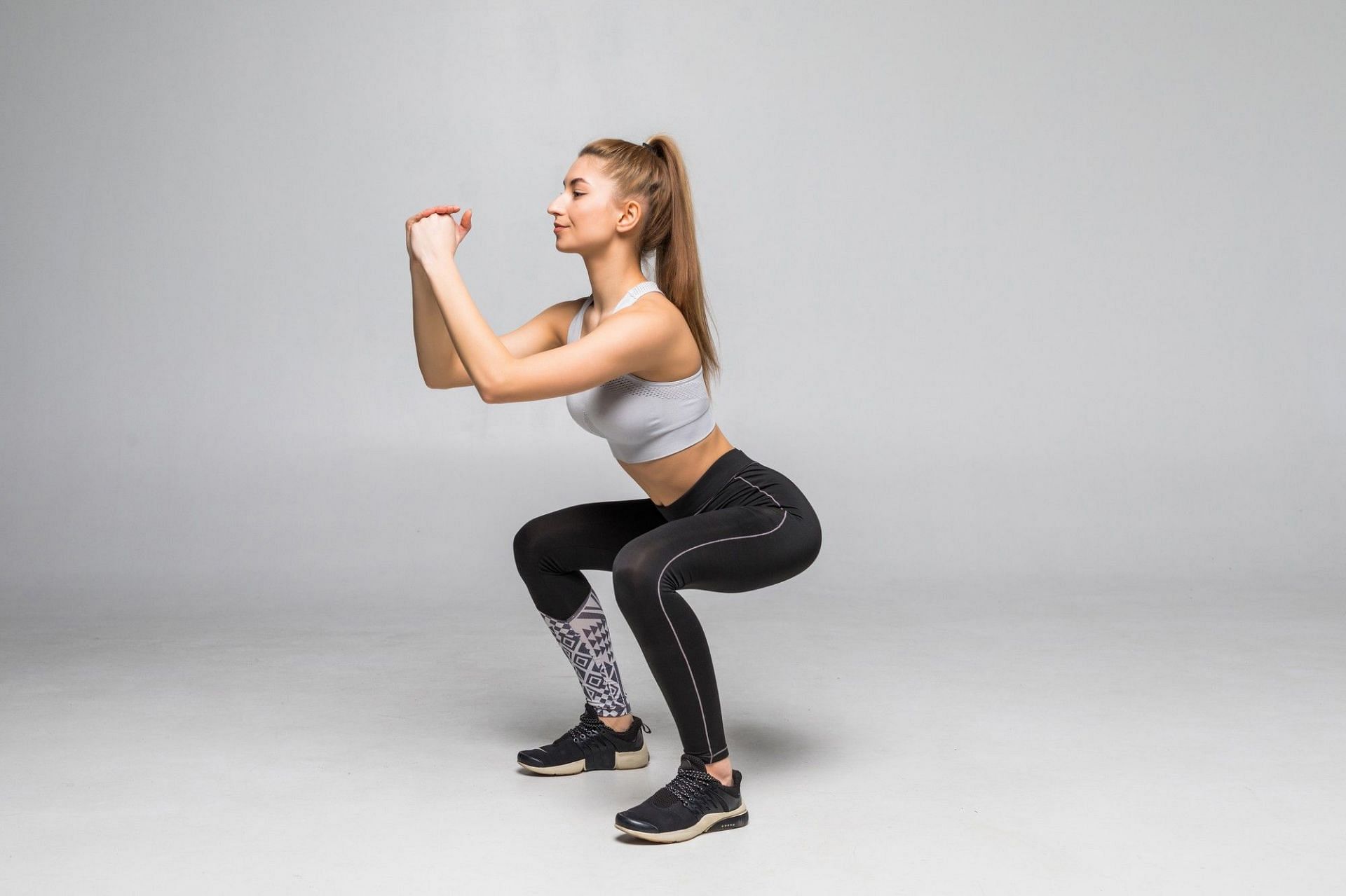Squat jumps are great for core muscles. (Photo via Freepik)
