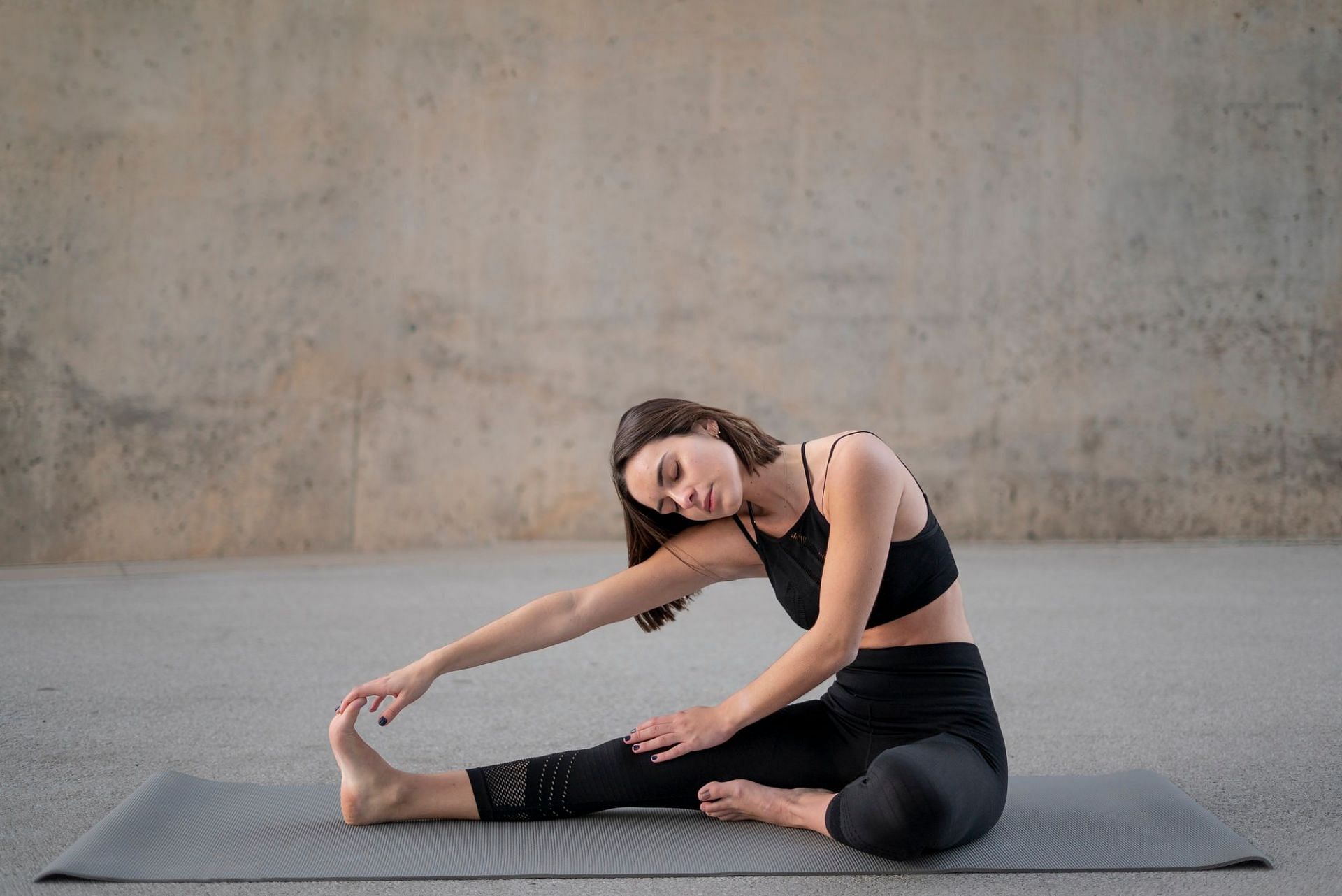 Stretching for hiking. (Image via Freepik)