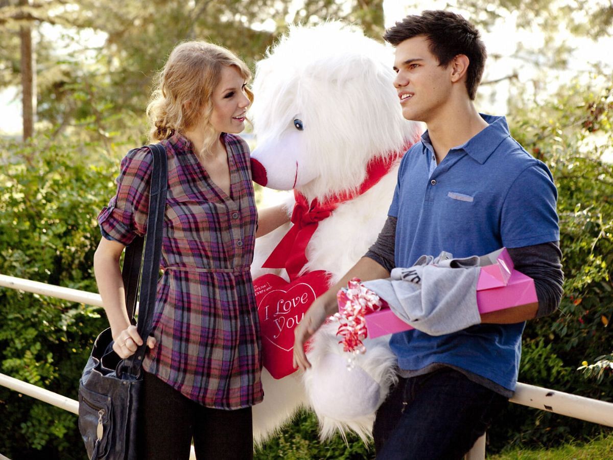 Taylor Lautner and Taylor Swift in the film Valentine&#039;s Day (Image via Warner Bros)