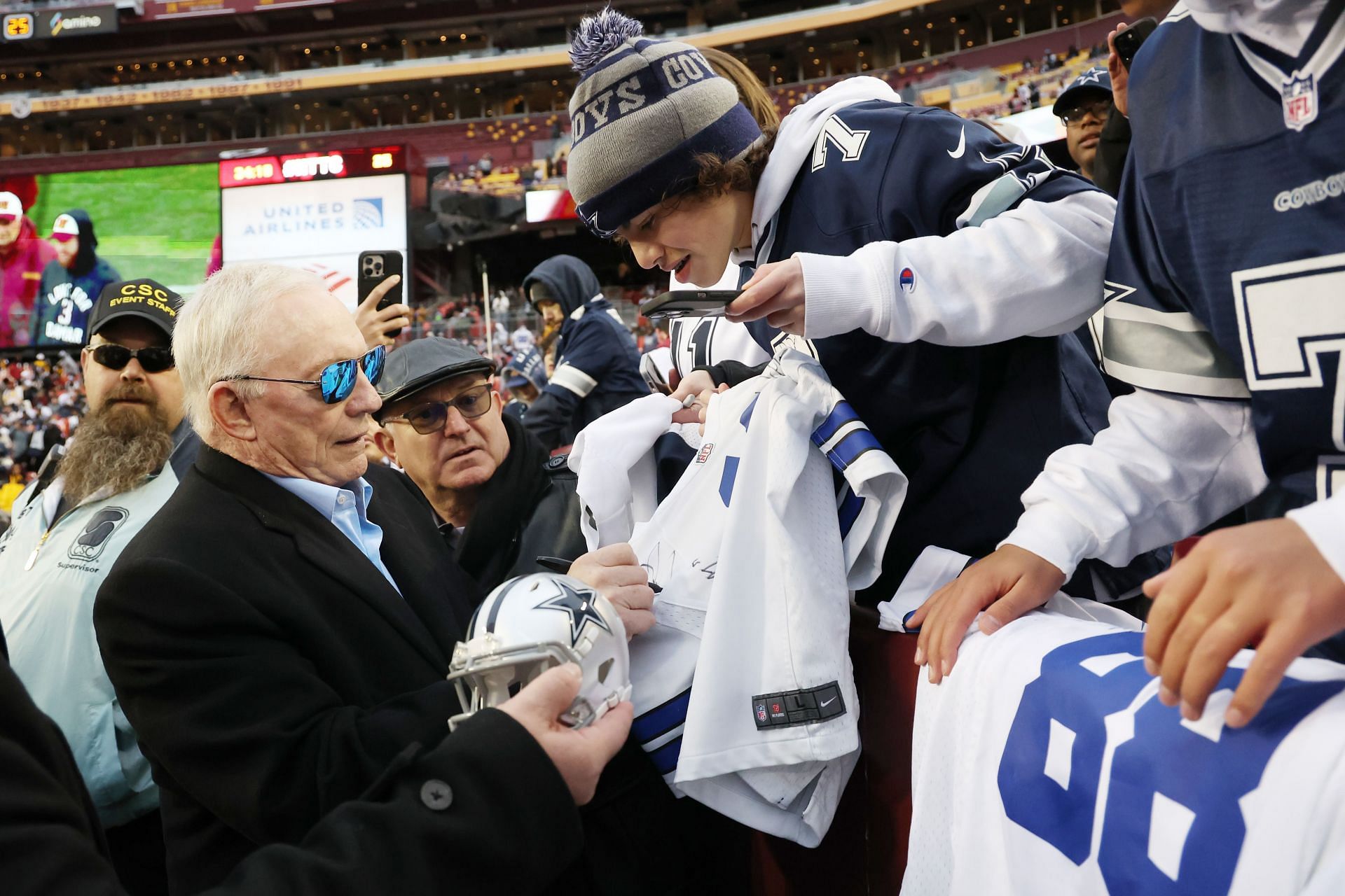 Jerry Jones signing autographs during Dallas Cowboys v Washington Commanders