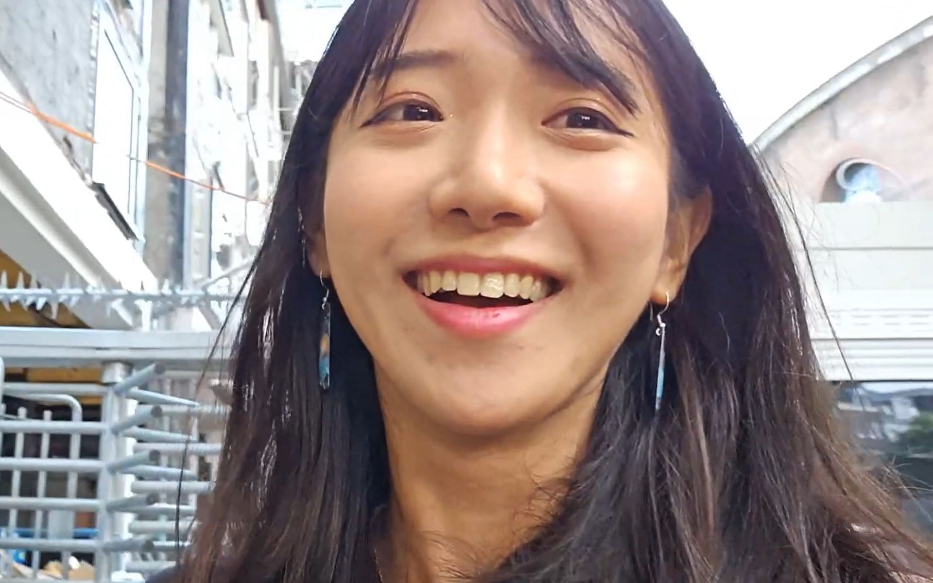 Twitch streamer Jinnytty was alerted after people tried to pickpocket her in Amsterdam (Image via Jinnytty/Twitch)